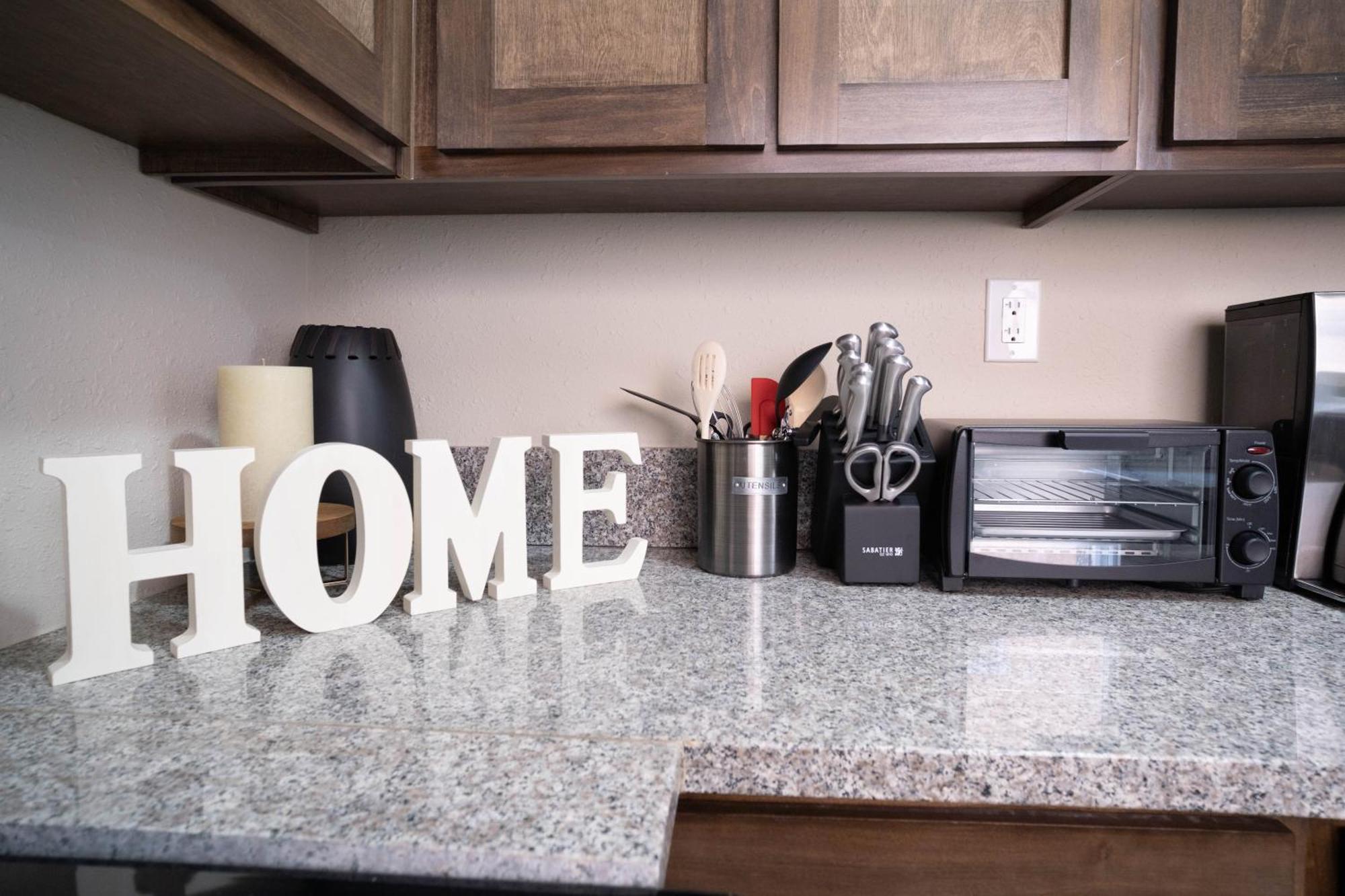 Cozy 2br Bungalow Nestled In The Heart Of La Los Angeles