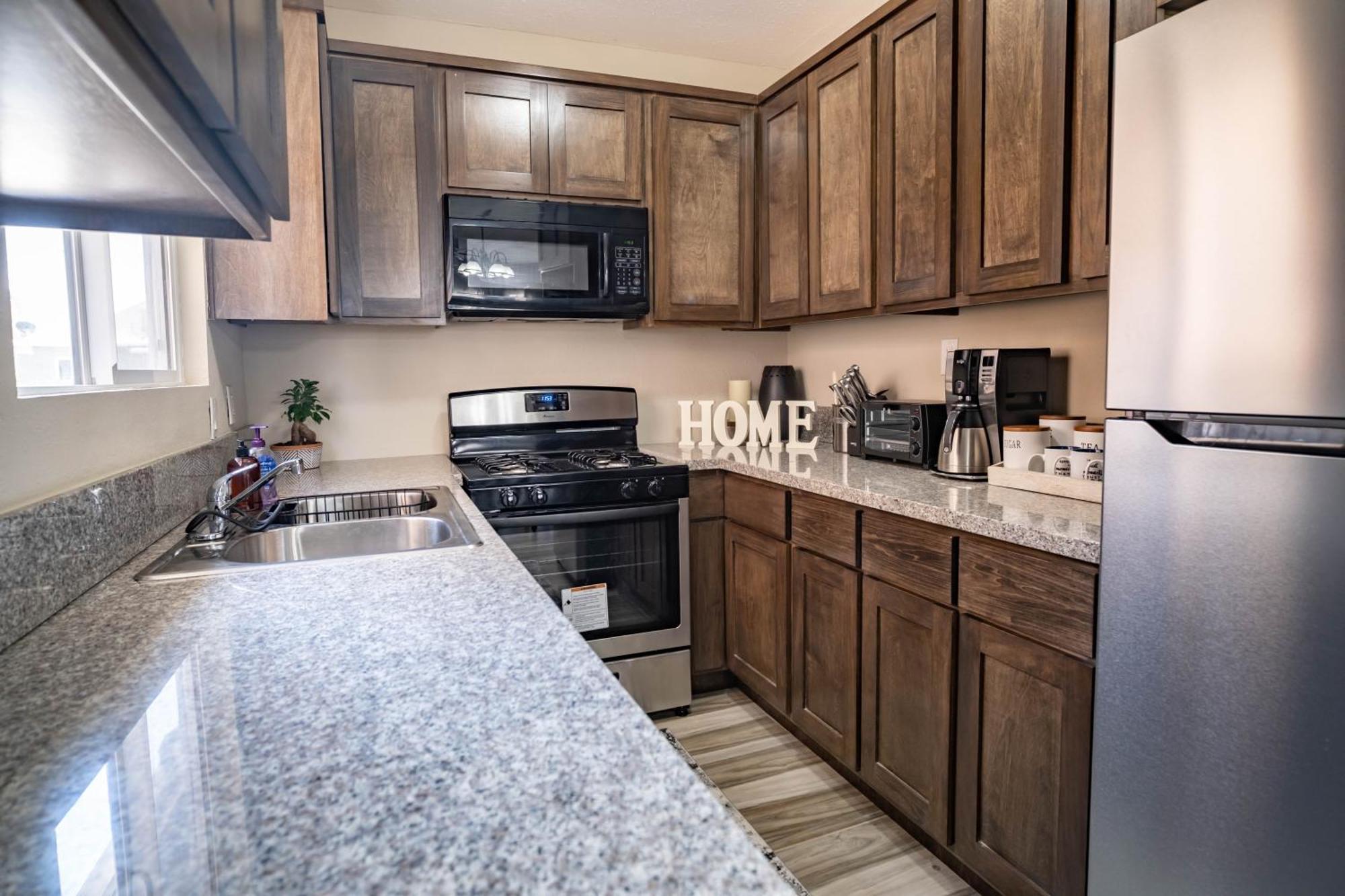 Cozy 2br Bungalow Nestled In The Heart Of La Los Angeles