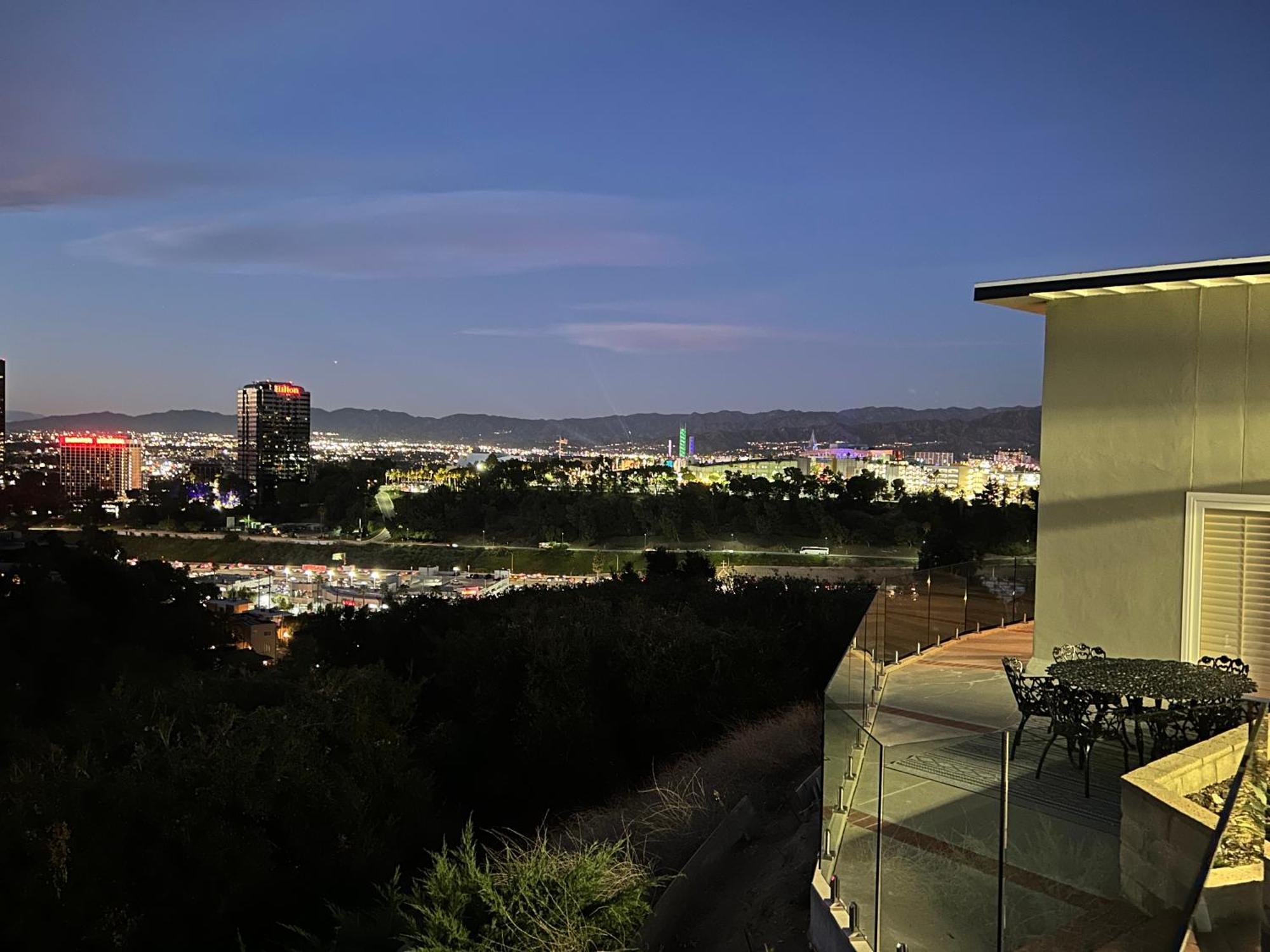 Villa Luxury Hollywood Hills Gated View Estate - Ultra Private And Gorgeous! Minutes To Universal And Hollywood!