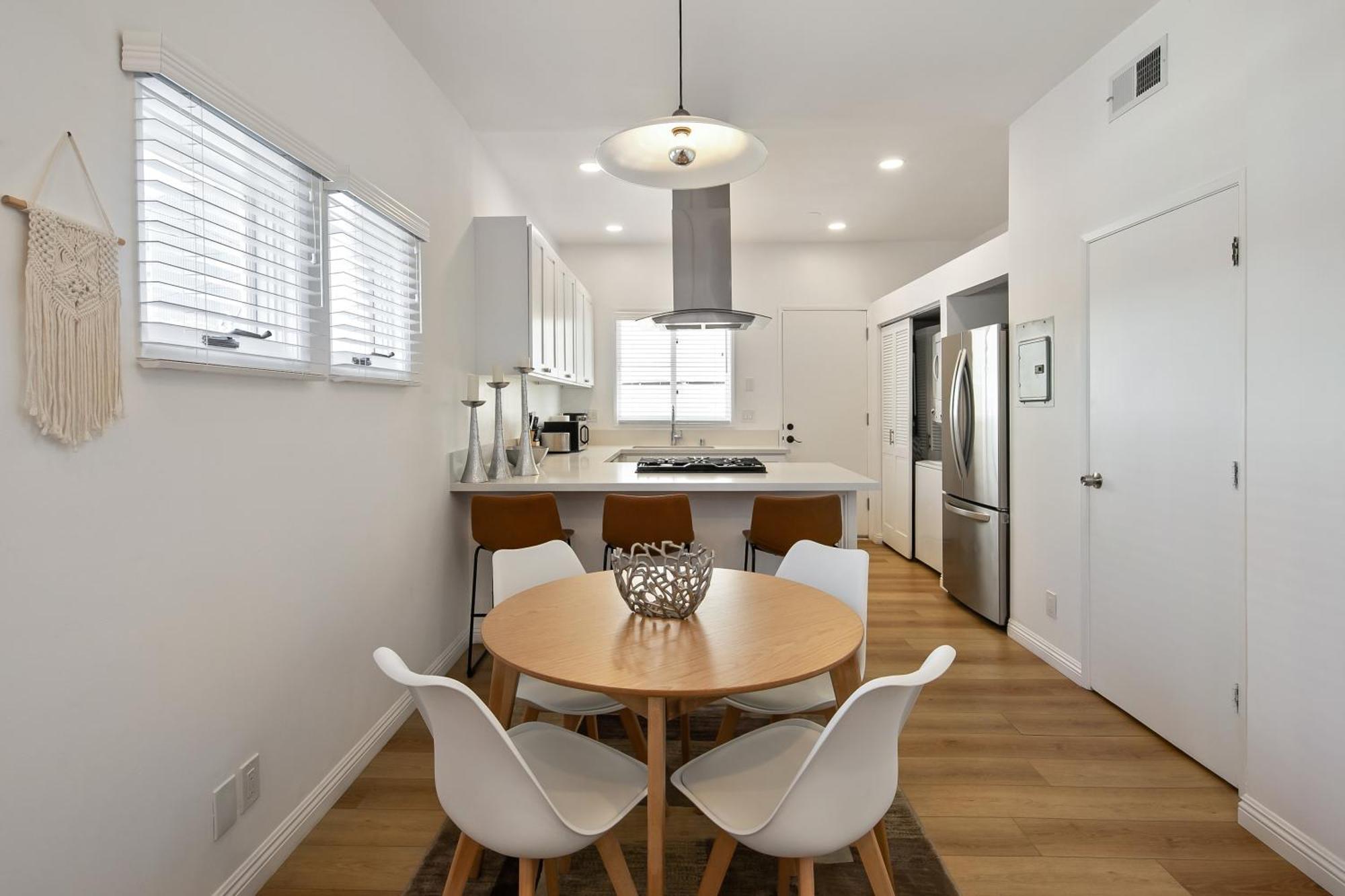 Exclusive 2bd 3ba With Balcony Los Angeles