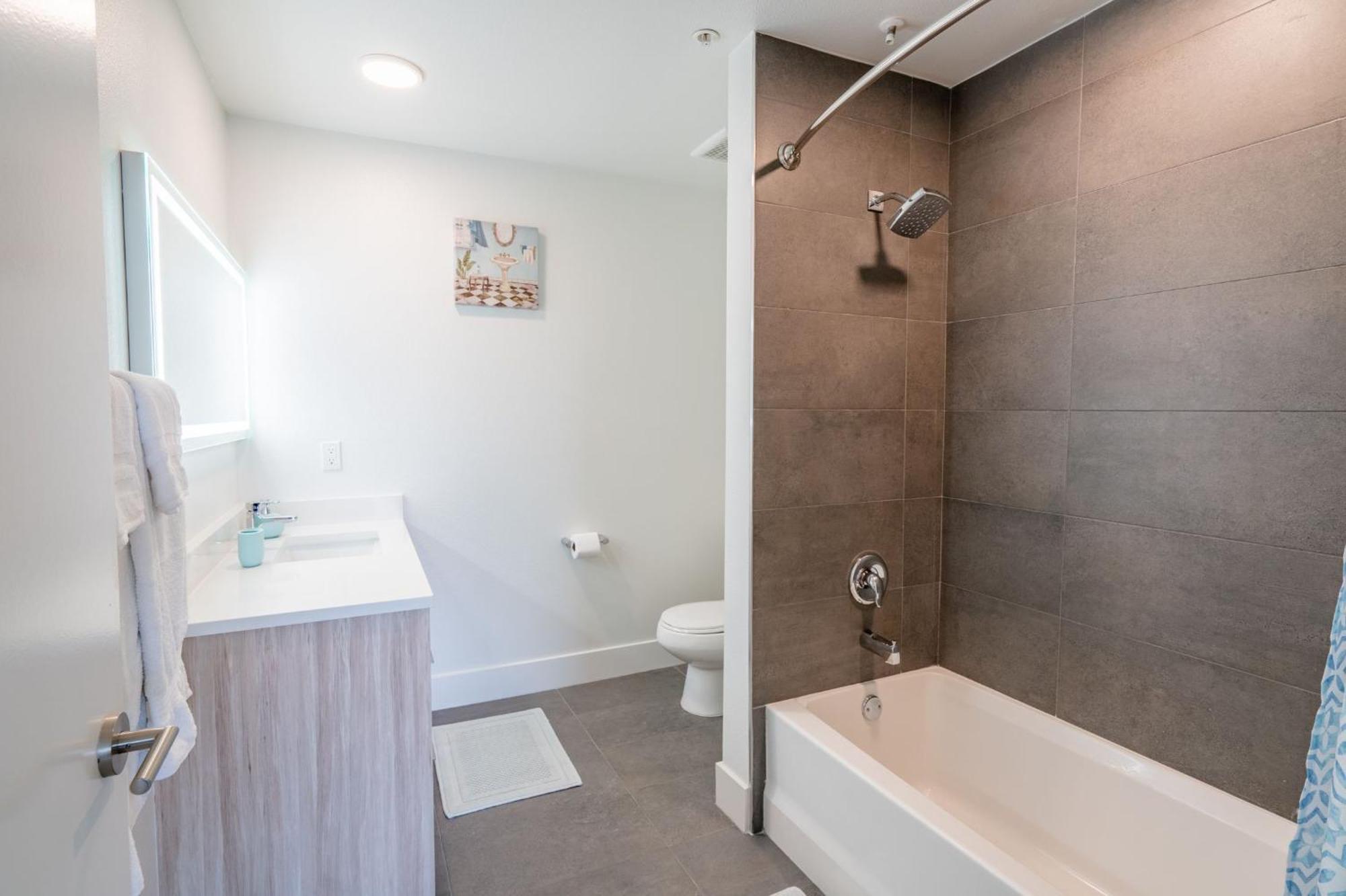 Hollywood Panoramic Views, Pool, Gym & Free Parking! Apartment