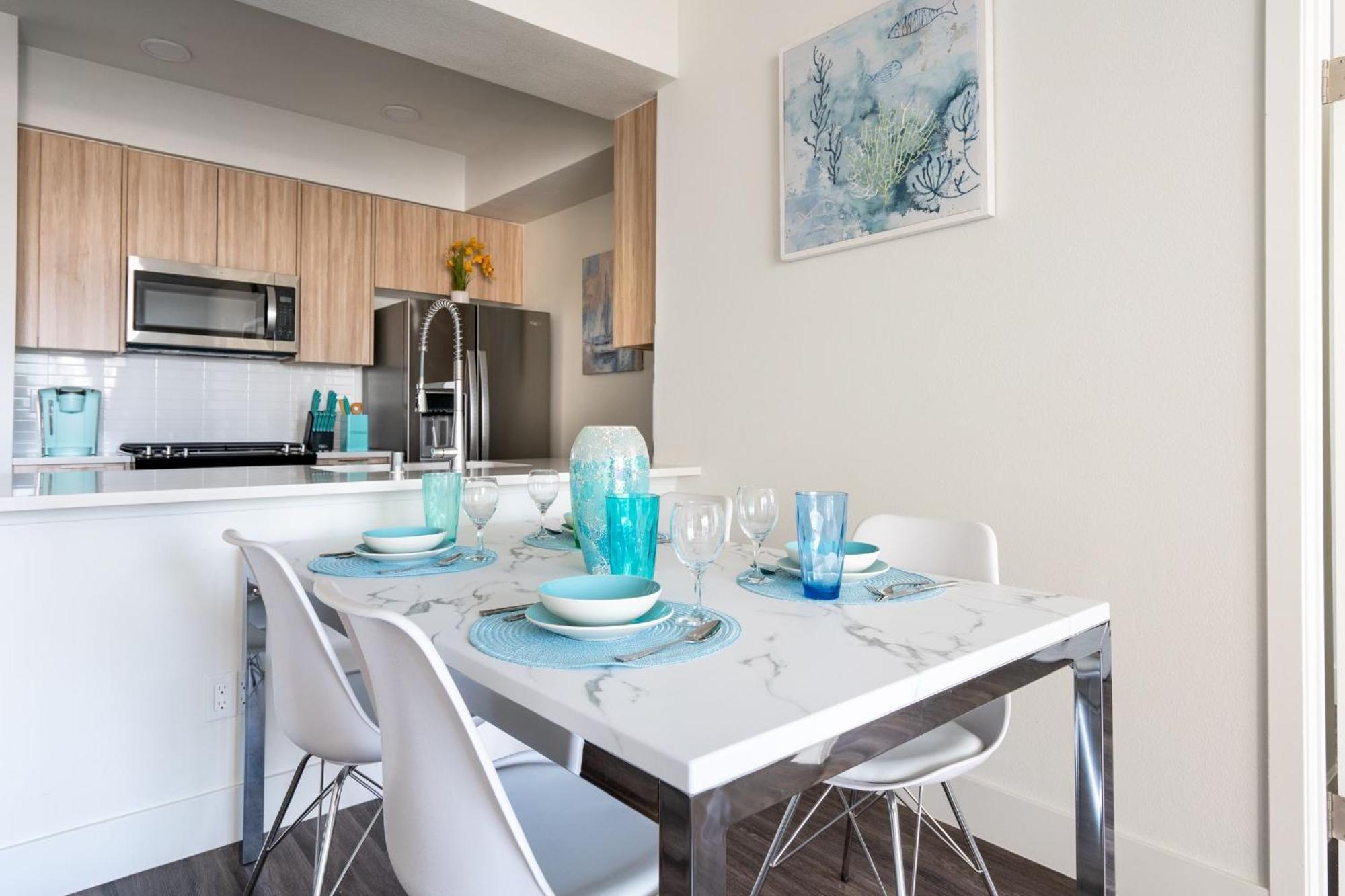 Hollywood Panoramic Views, Pool, Gym & Free Parking! Apartment *