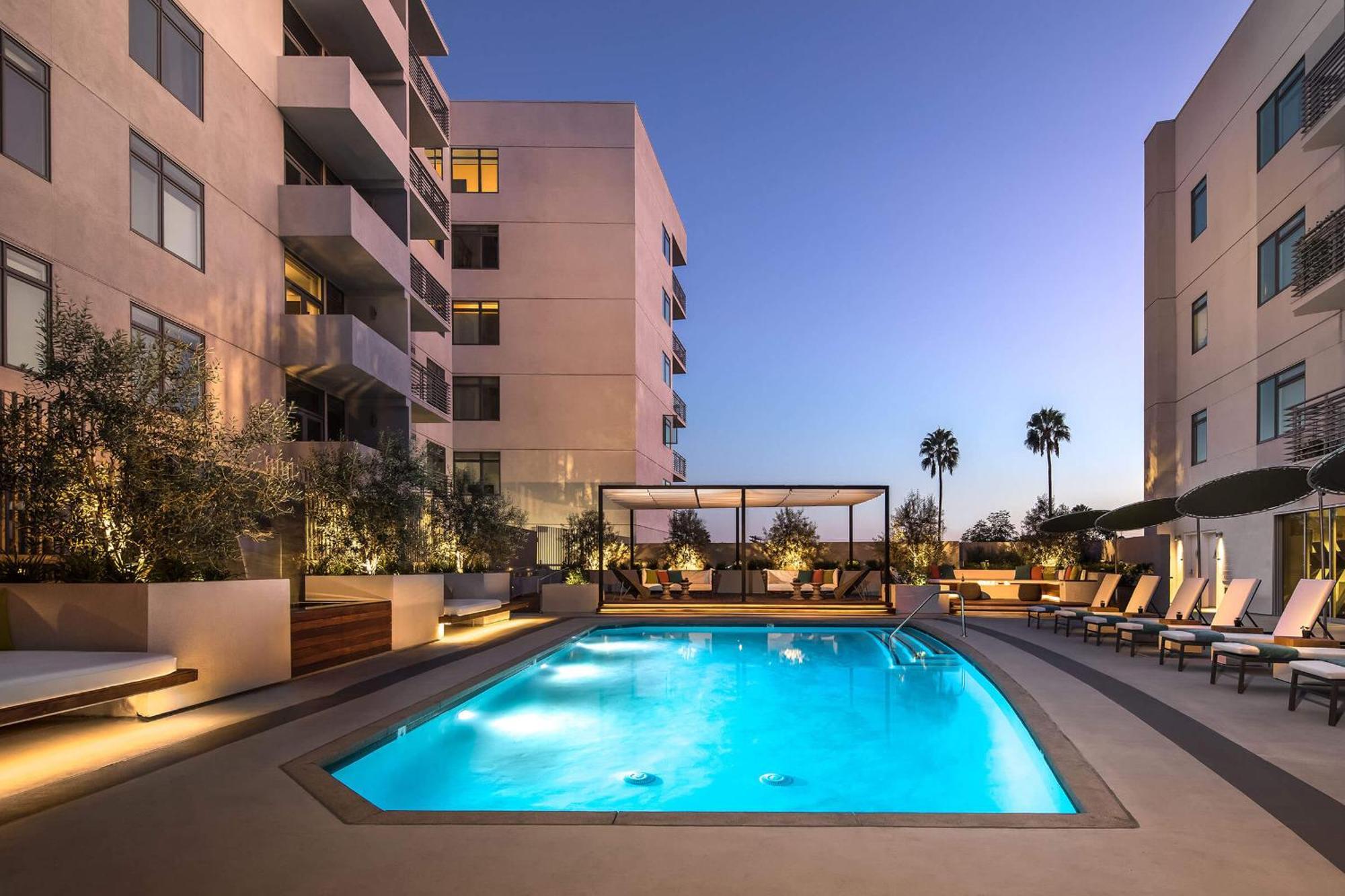Hollywood Panoramic Views, Pool, Gym & Free Parking! *