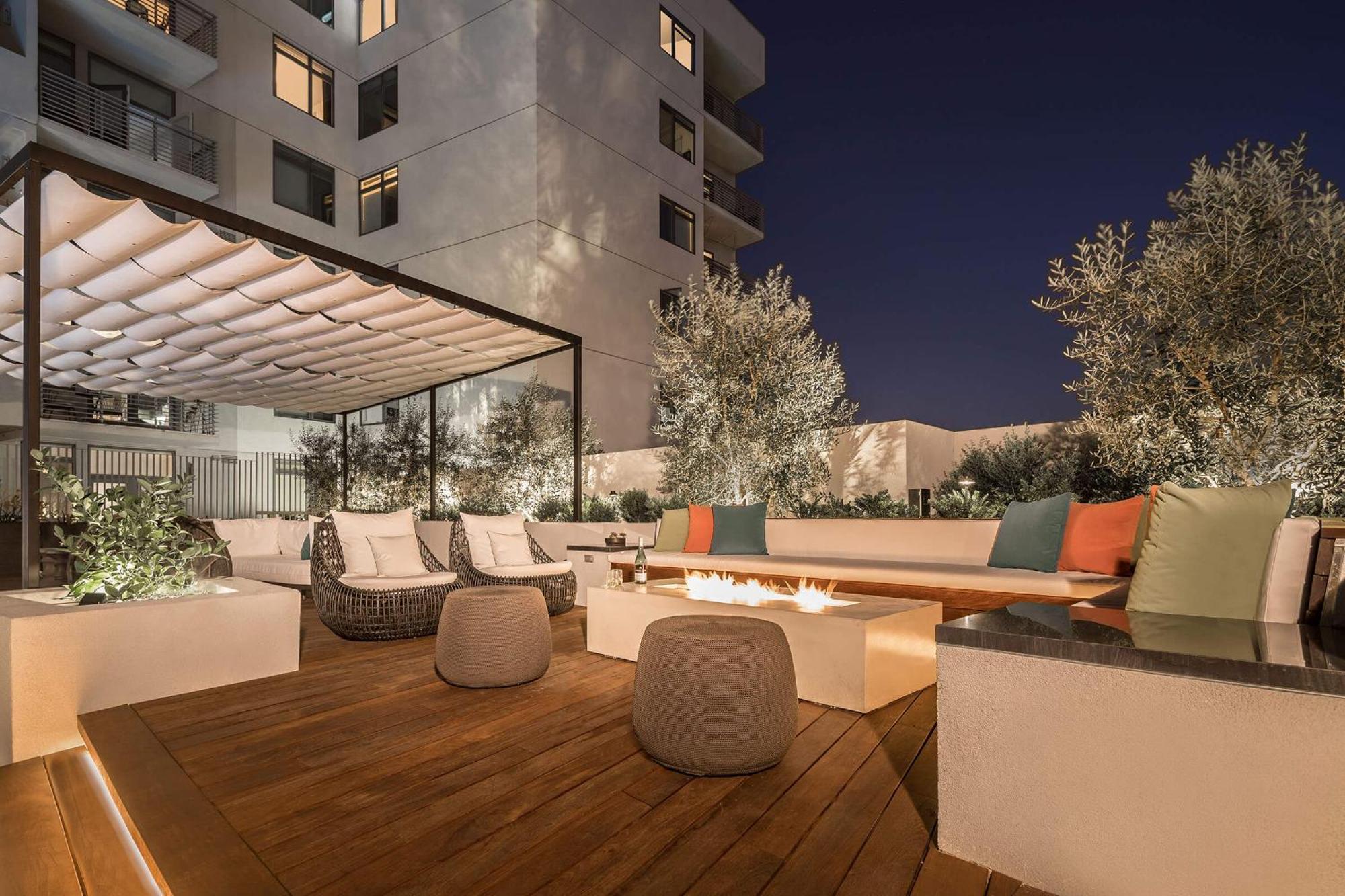 Apartment Hollywood Panoramic Views, Pool, Gym & Free Parking! *