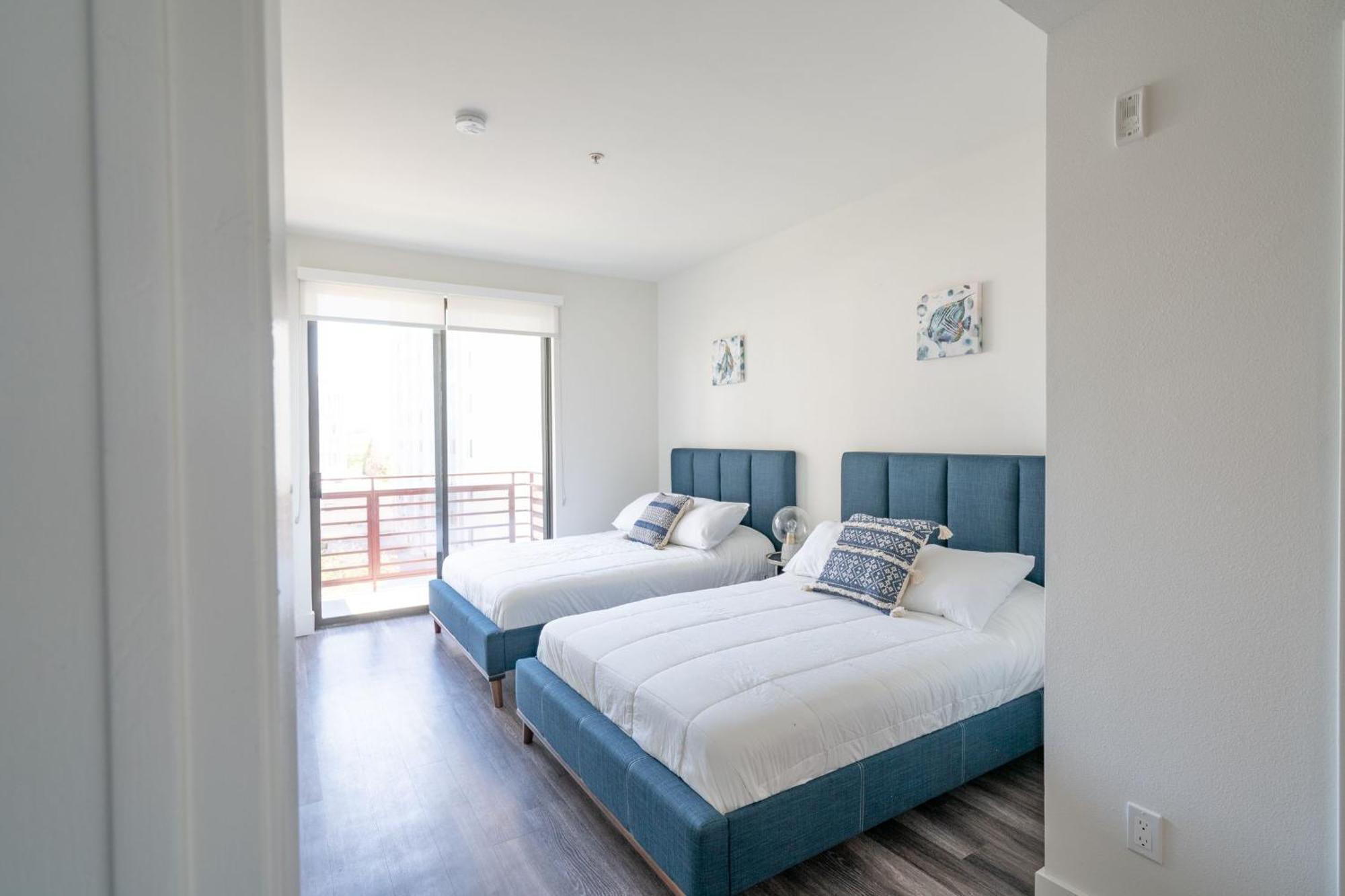Apartment Hollywood Panoramic Views, Pool, Gym & Free Parking!