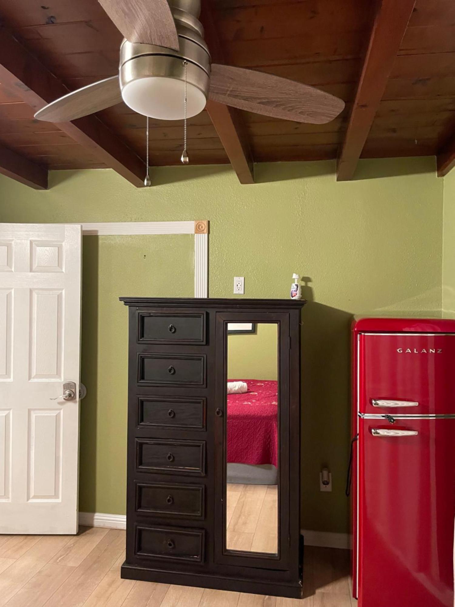 Private In La With Free Wifi And Tv With Shared Kitchen