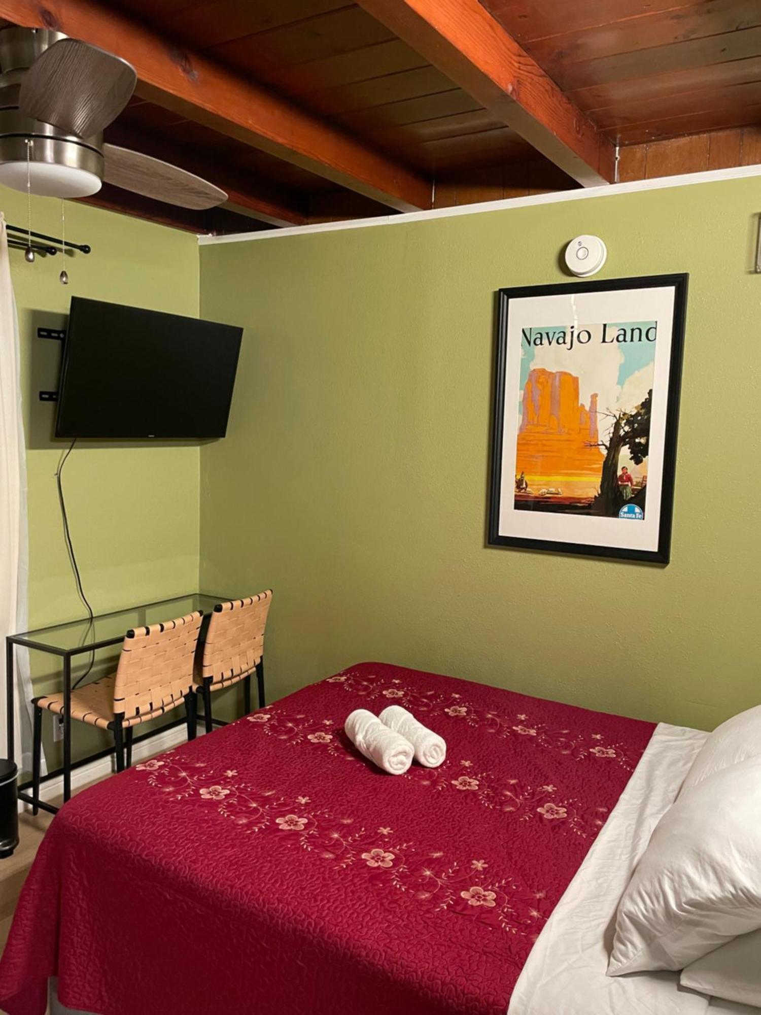 Private In La With Free Wifi And Tv With Shared Kitchen Homestay *