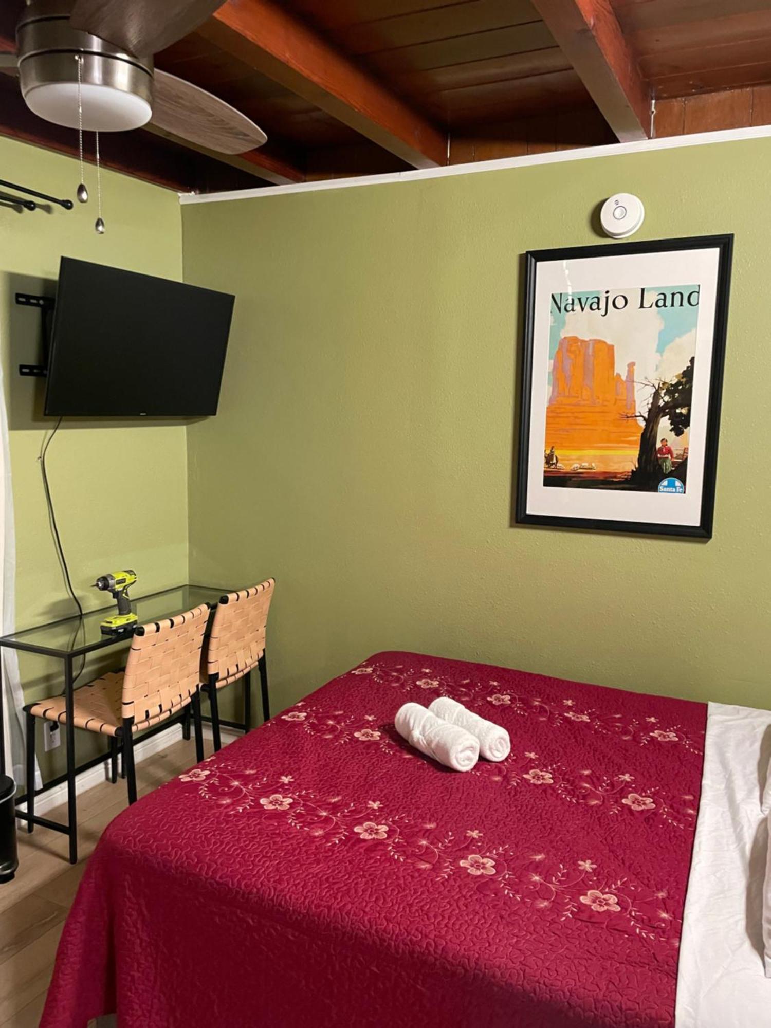 Private In La With Free Wifi And Tv With Shared Kitchen *
