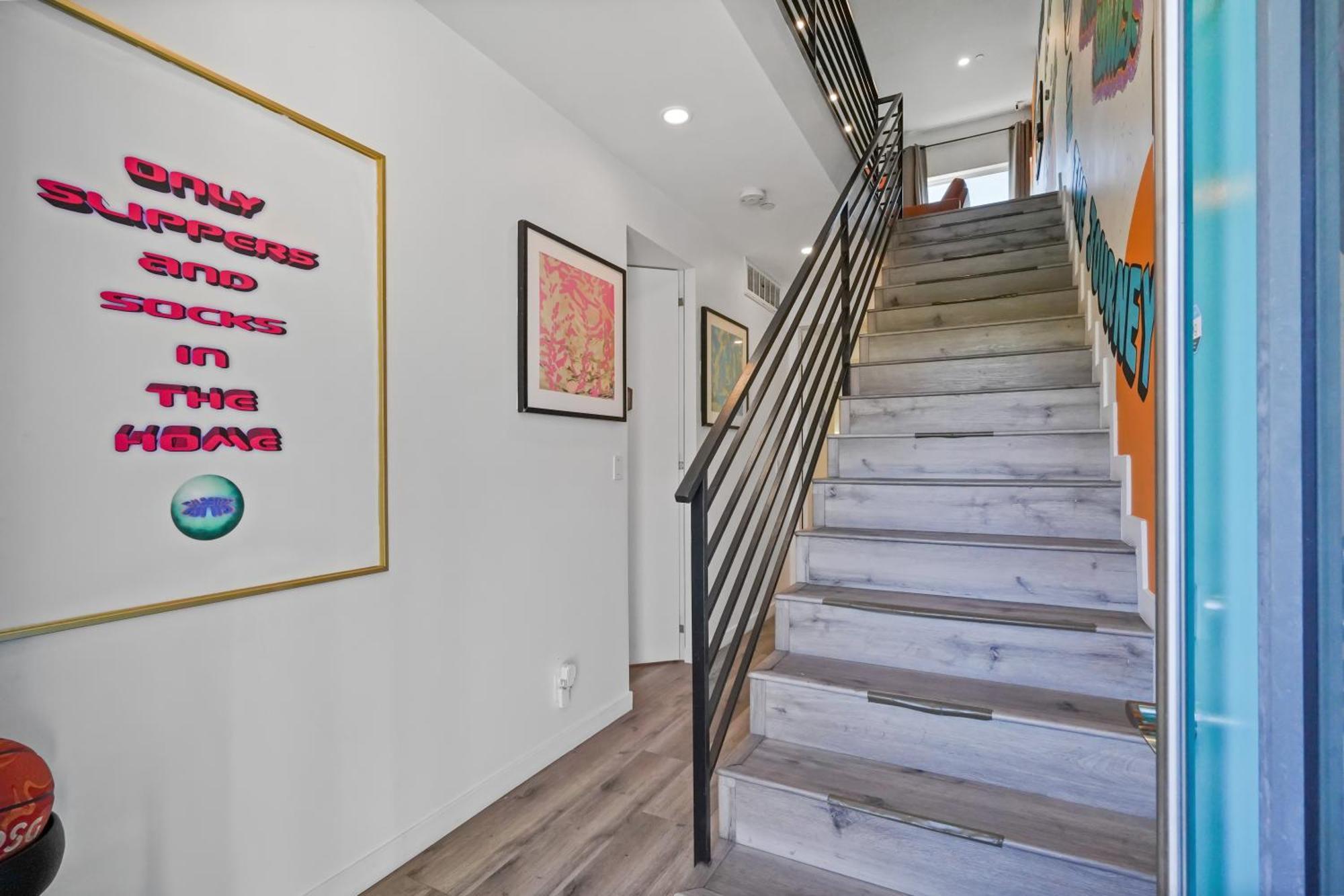Bed & Breakfast Eye-opening And Ultra-secure Luxury Hollywood