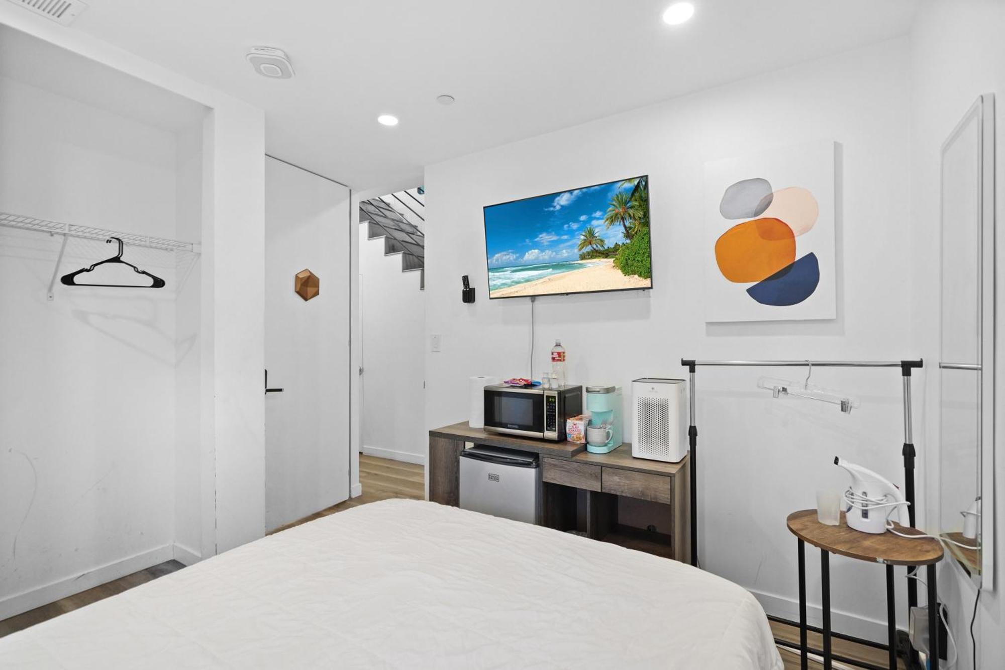 Bed & Breakfast Eye-opening And Ultra-secure Luxury Hollywood