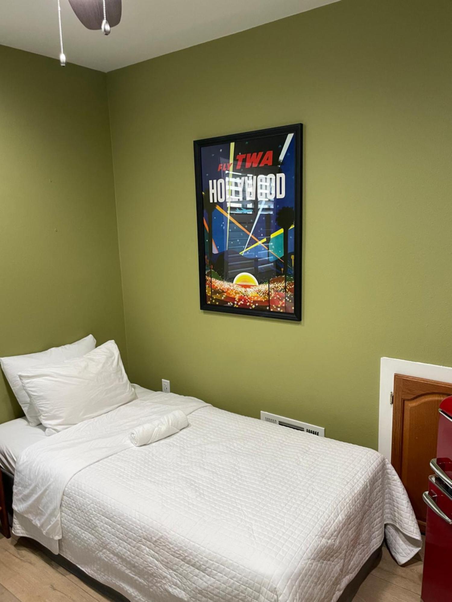 Hollywood View Private With Amenities Homestay *