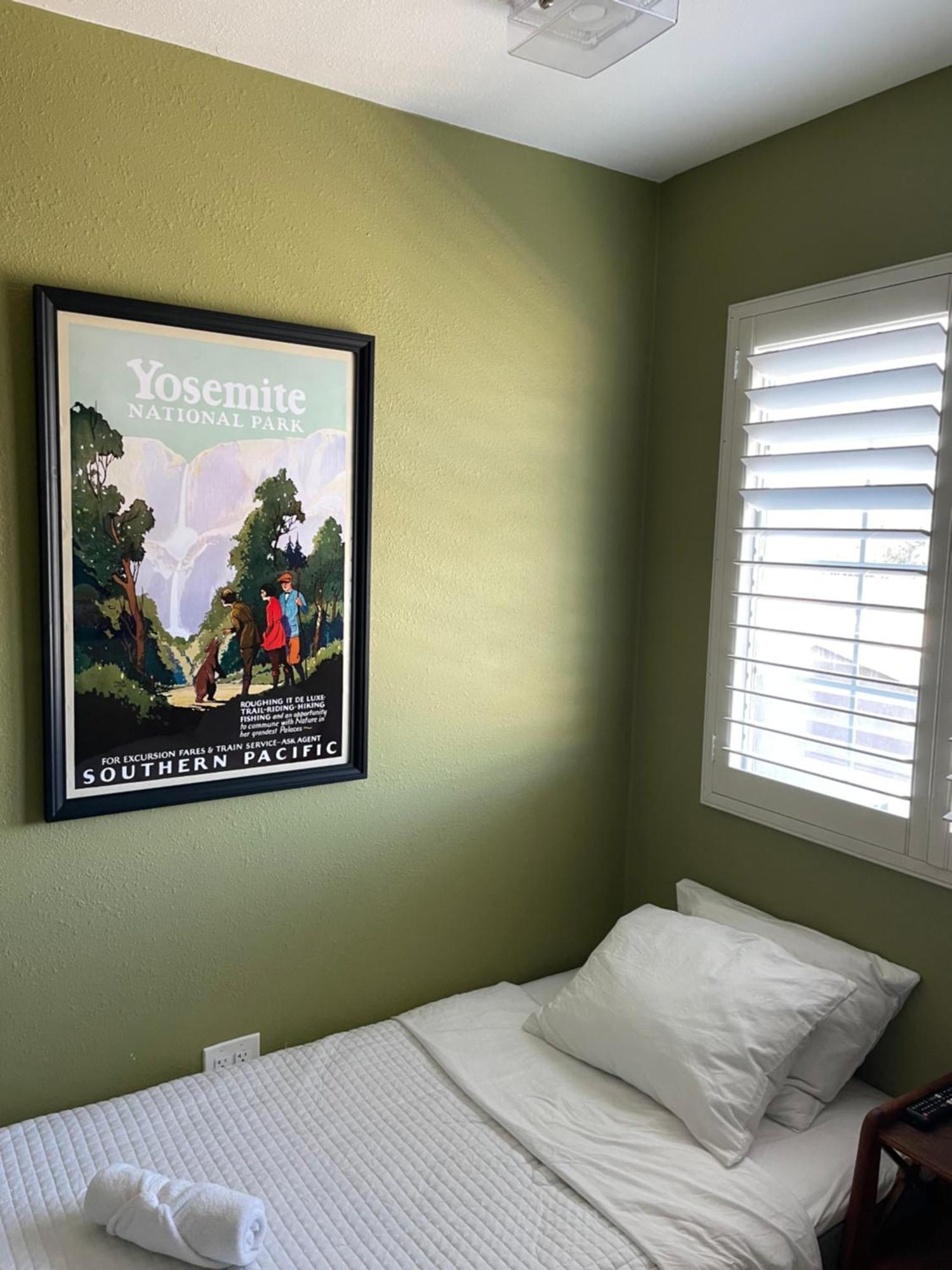 Hollywood View Private With Amenities Homestay *