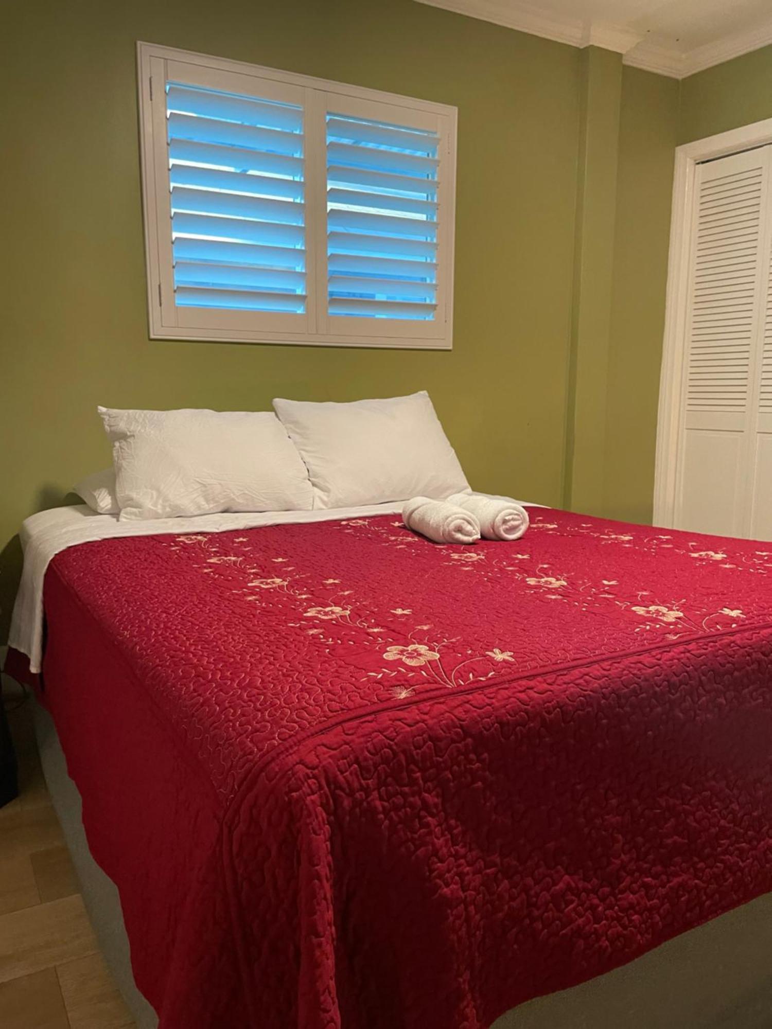 Hospedagem domiciliar Private La Bedroom W Private Half-bathroom - Ac - Wifi - Private Fridge -smart Tv