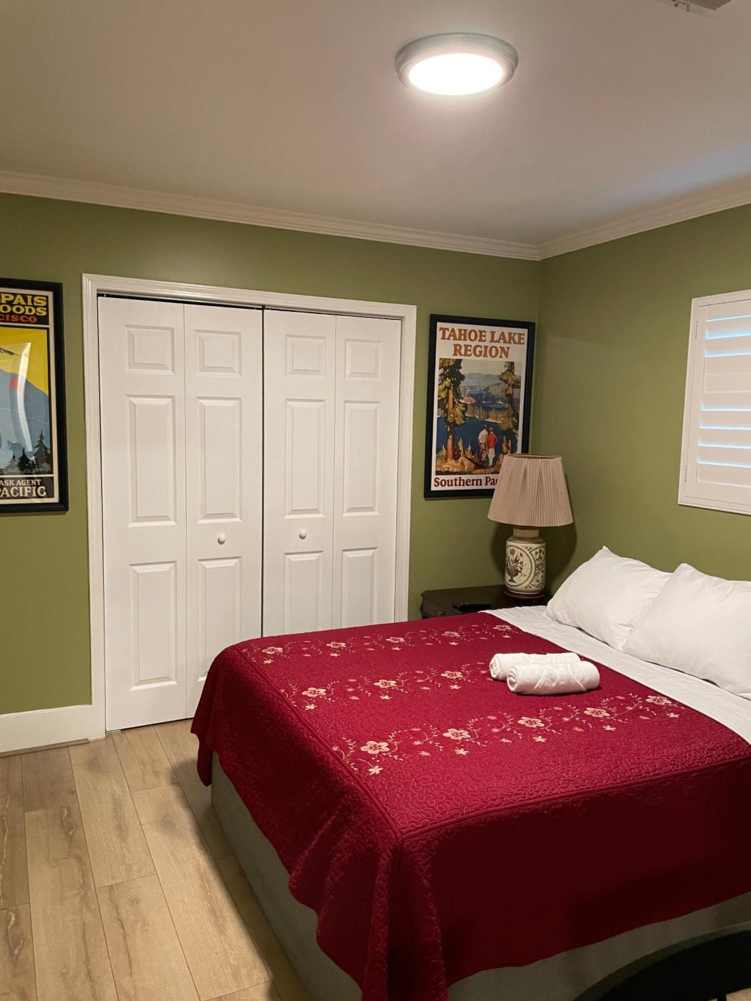 Hospedagem domiciliar Private La Bedroom W Private Half-bathroom - Ac - Wifi - Private Fridge -smart Tv *