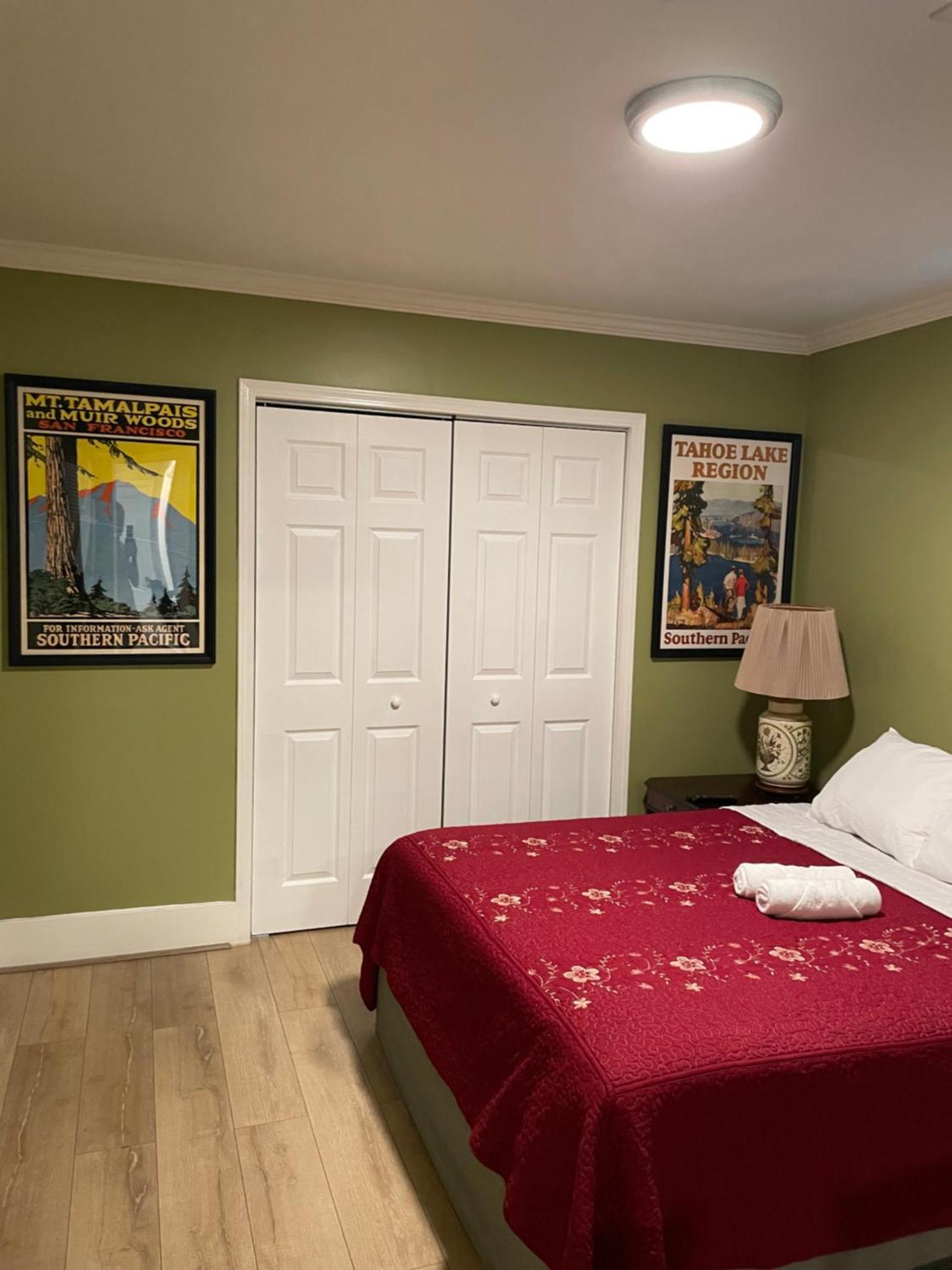 Hospedagem domiciliar Private La Bedroom W Private Half-bathroom - Ac - Wifi - Private Fridge -smart Tv