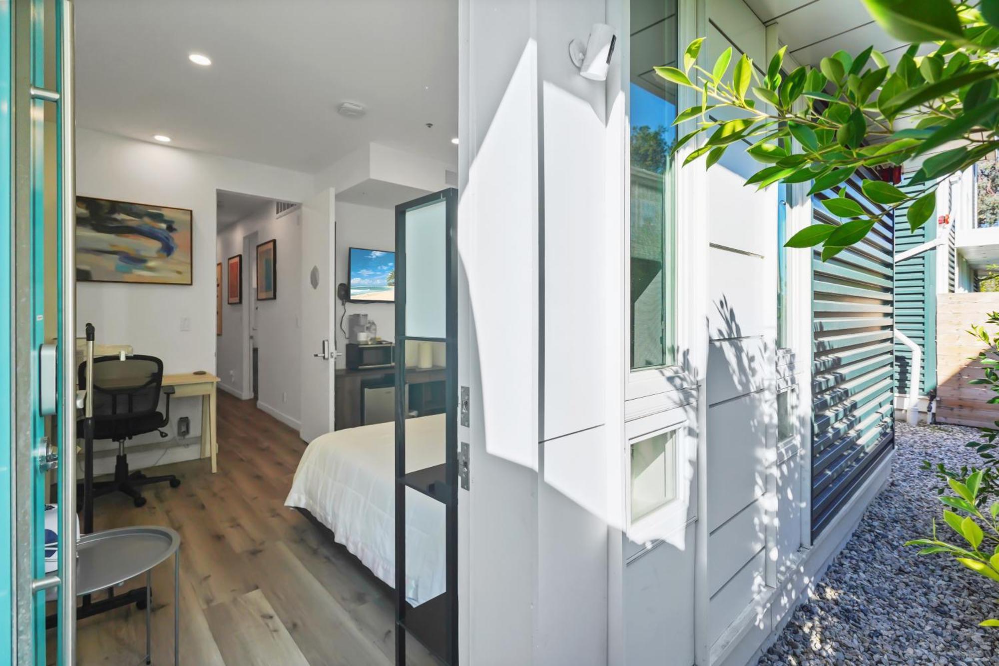 Bed & Breakfast Eye-opening And Ultra-secure Luxury Hollywood