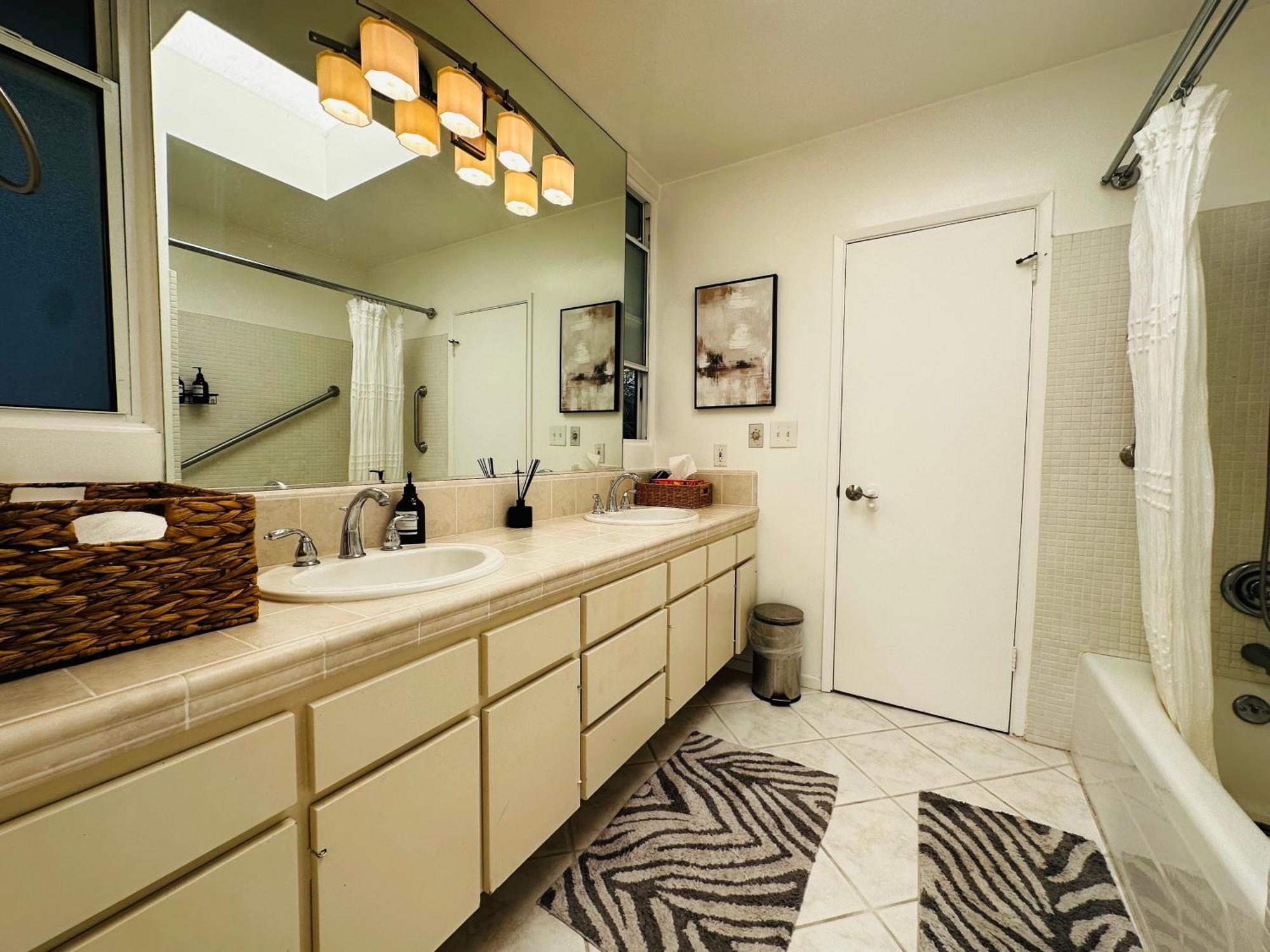 Urban Oasis: Stylish Mid-century In Weho Holiday home *