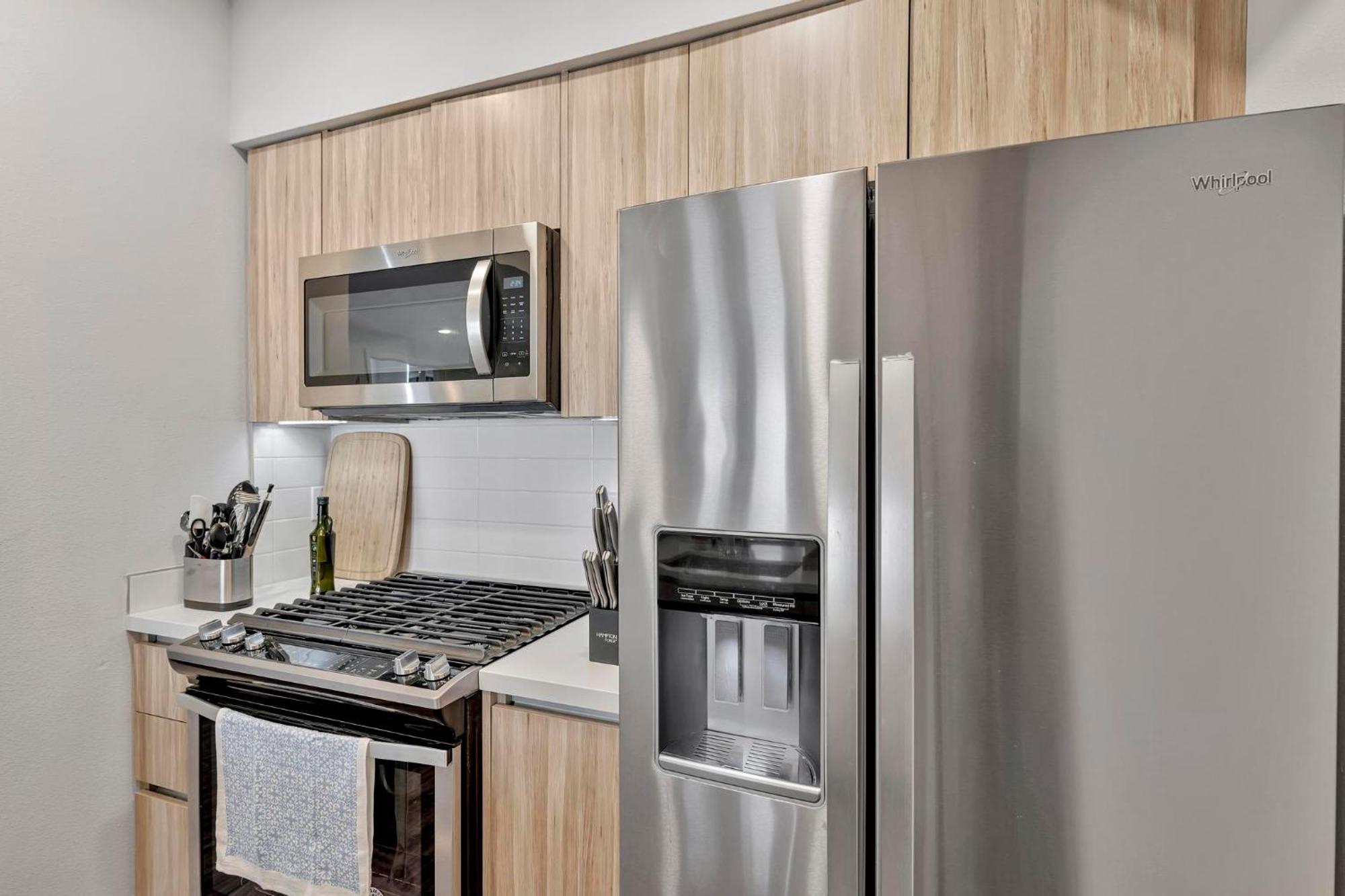 7 Large Down Town Santa Monica Apartment Los Angeles