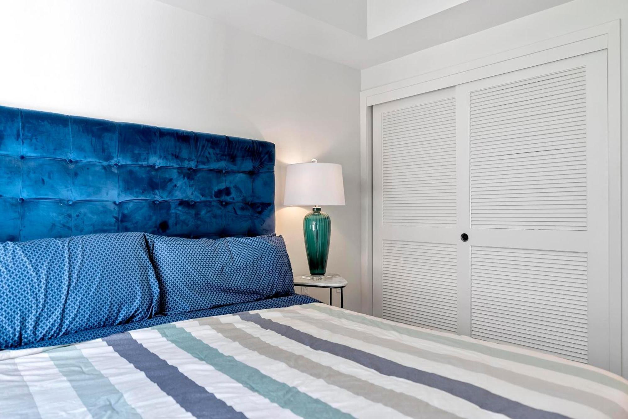 7 Large Down Town Santa Monica Apartment *