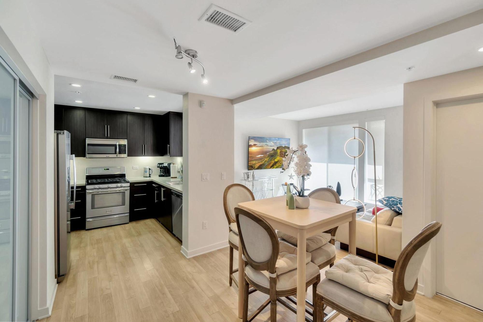 5 Heart Of Santa Monica Apartment