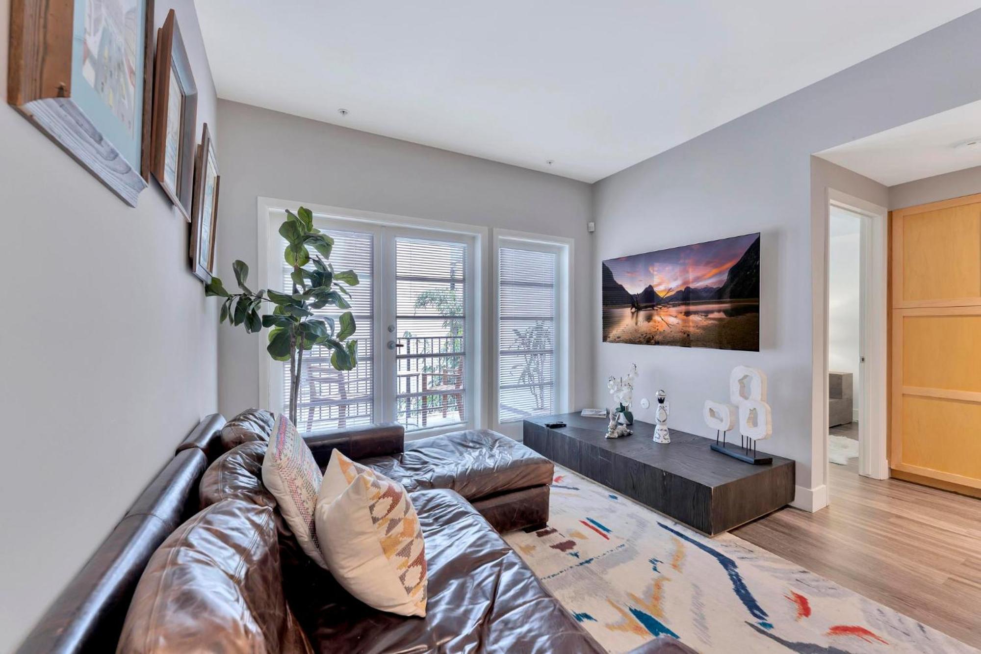 1 Luxury Los Angeles
