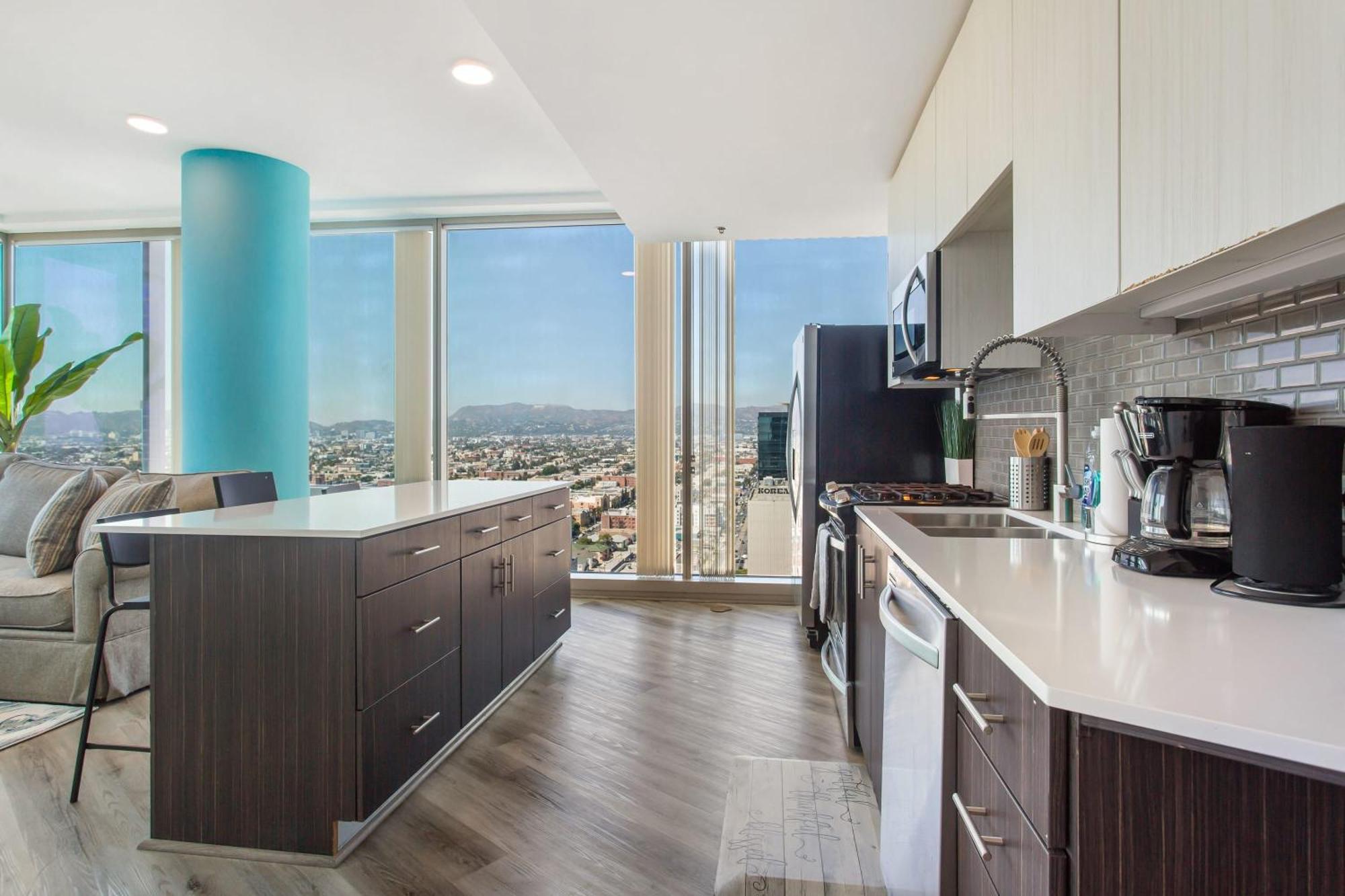 Gorgeous Luxury High Rise W/prvt Parking *