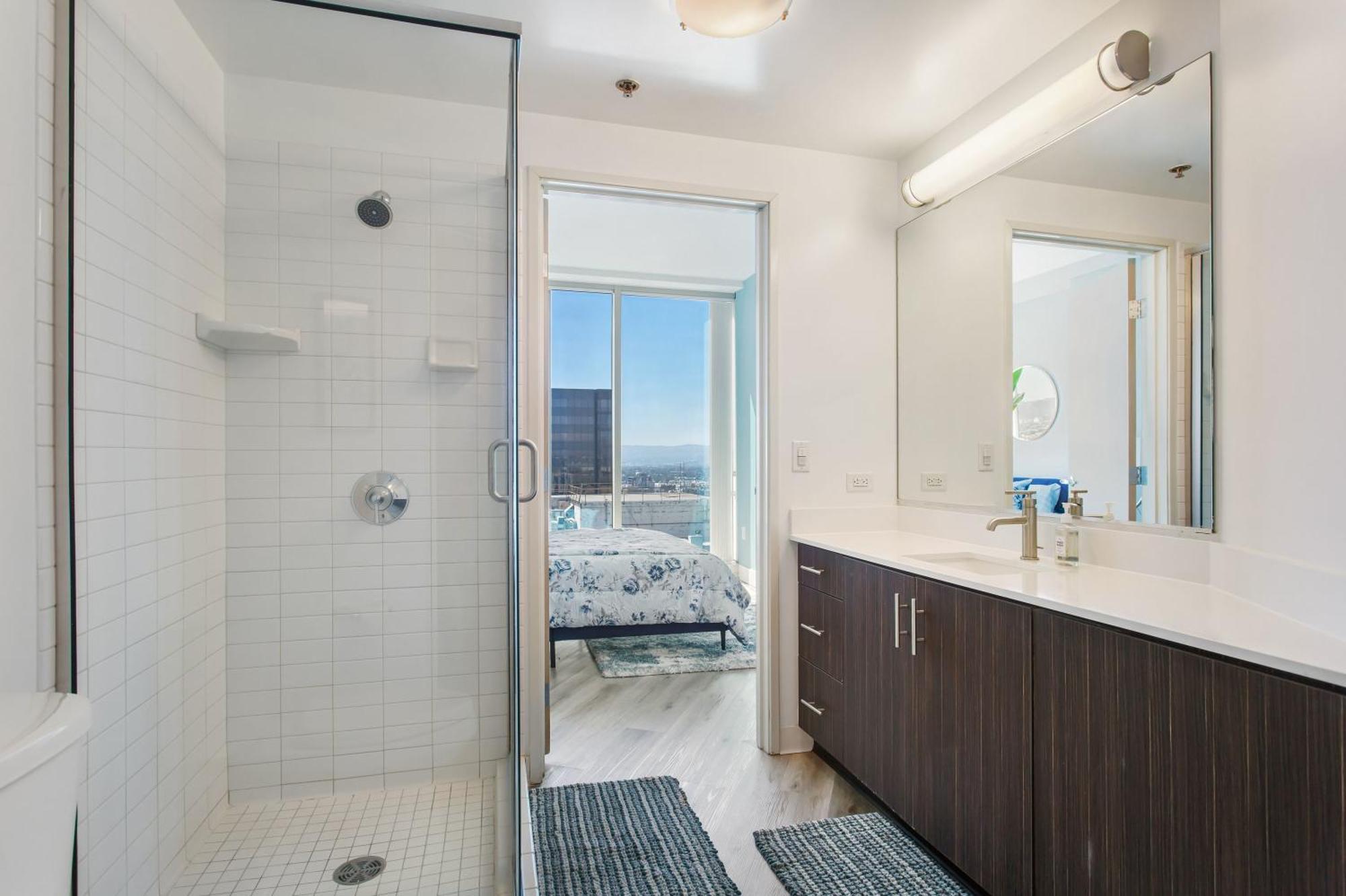 Gorgeous Luxury High Rise W/prvt Parking Apartment