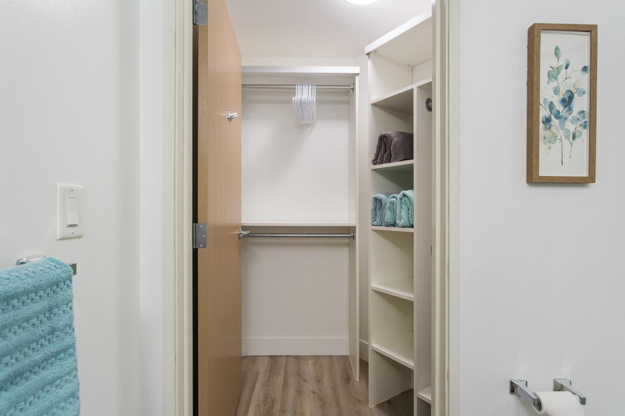 Gorgeous Luxury High Rise W/prvt Parking *
