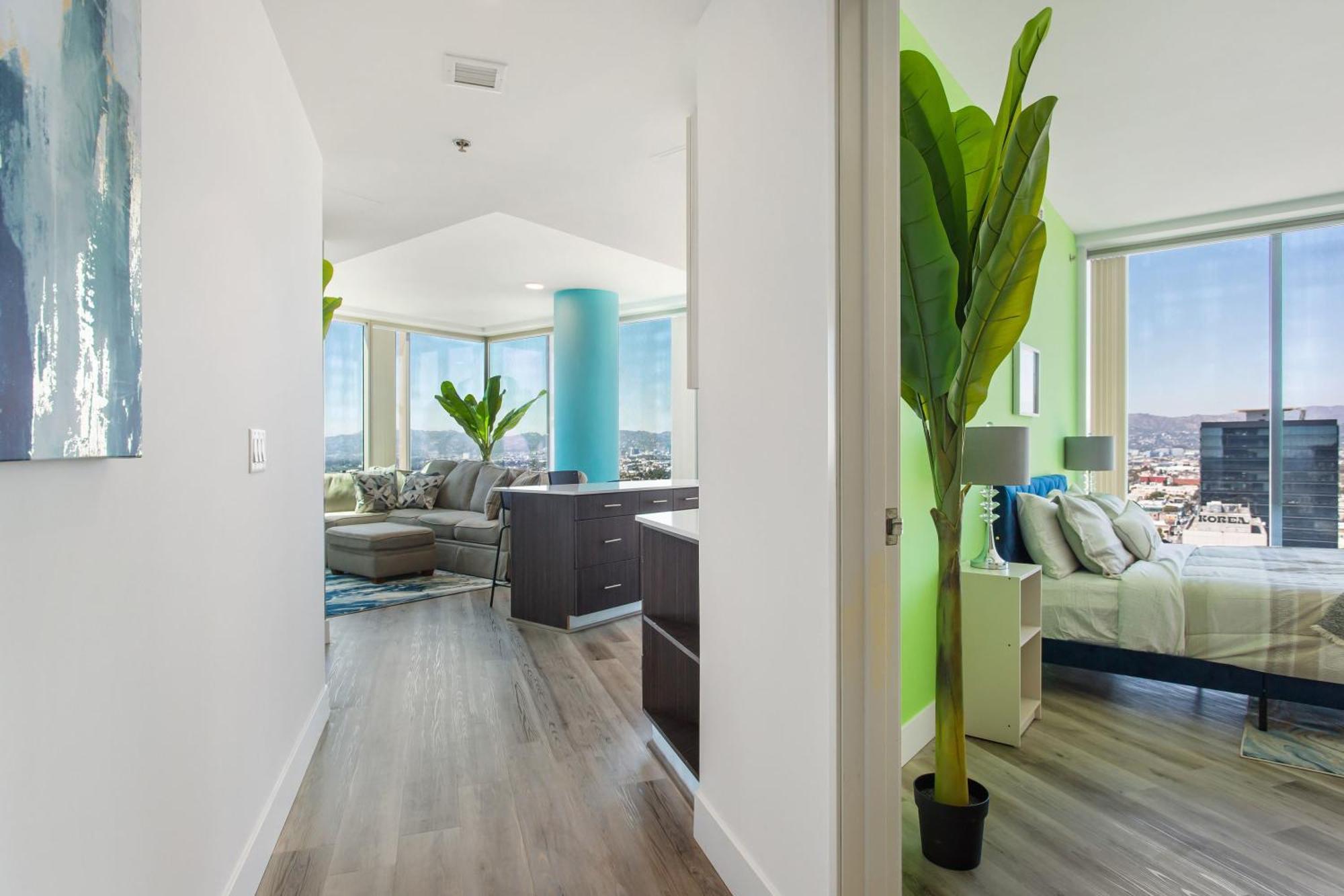 Gorgeous Luxury High Rise W/prvt Parking Apartment *