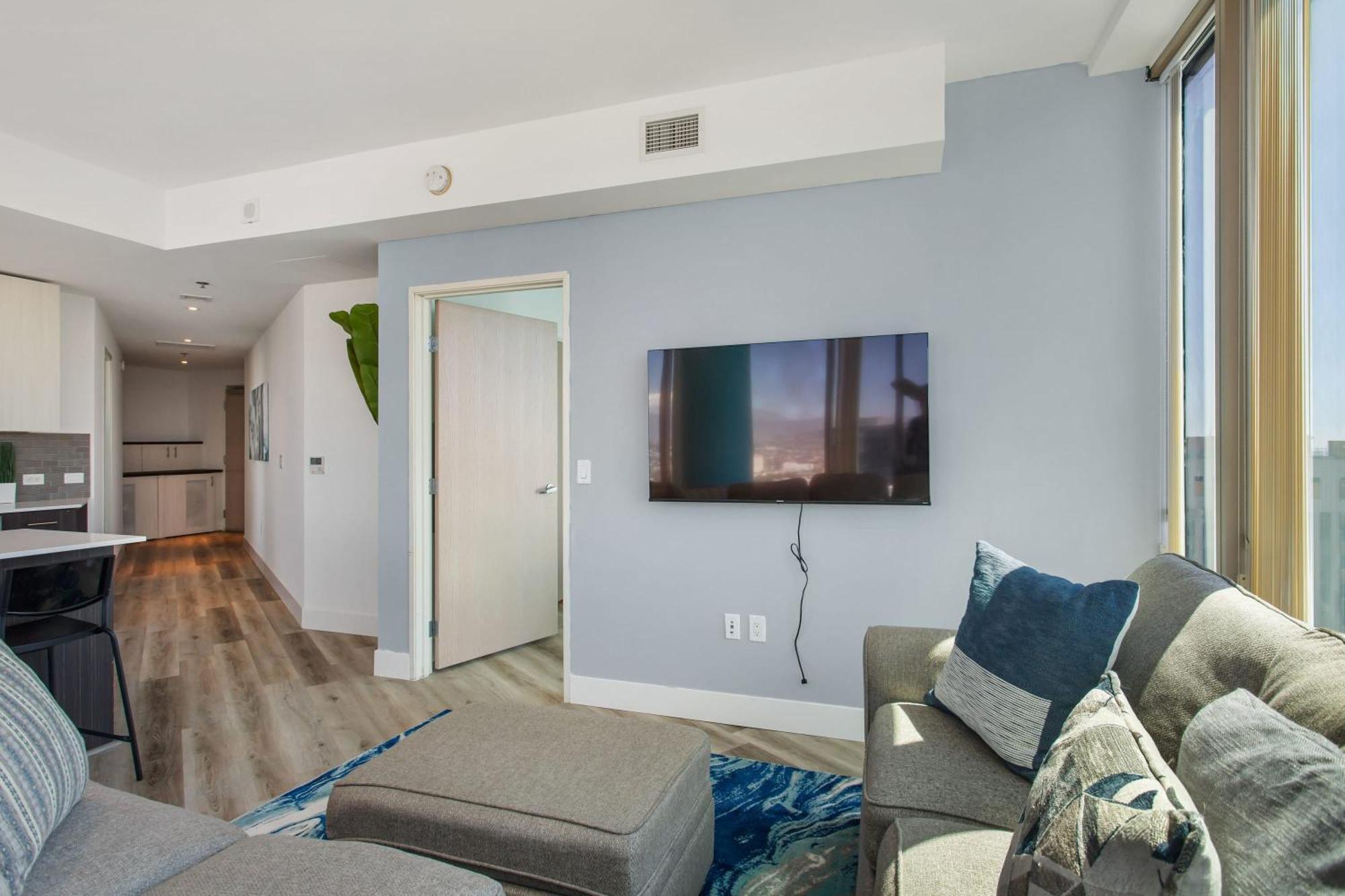 Gorgeous Luxury High Rise W/prvt Parking Apartment Los Angeles
