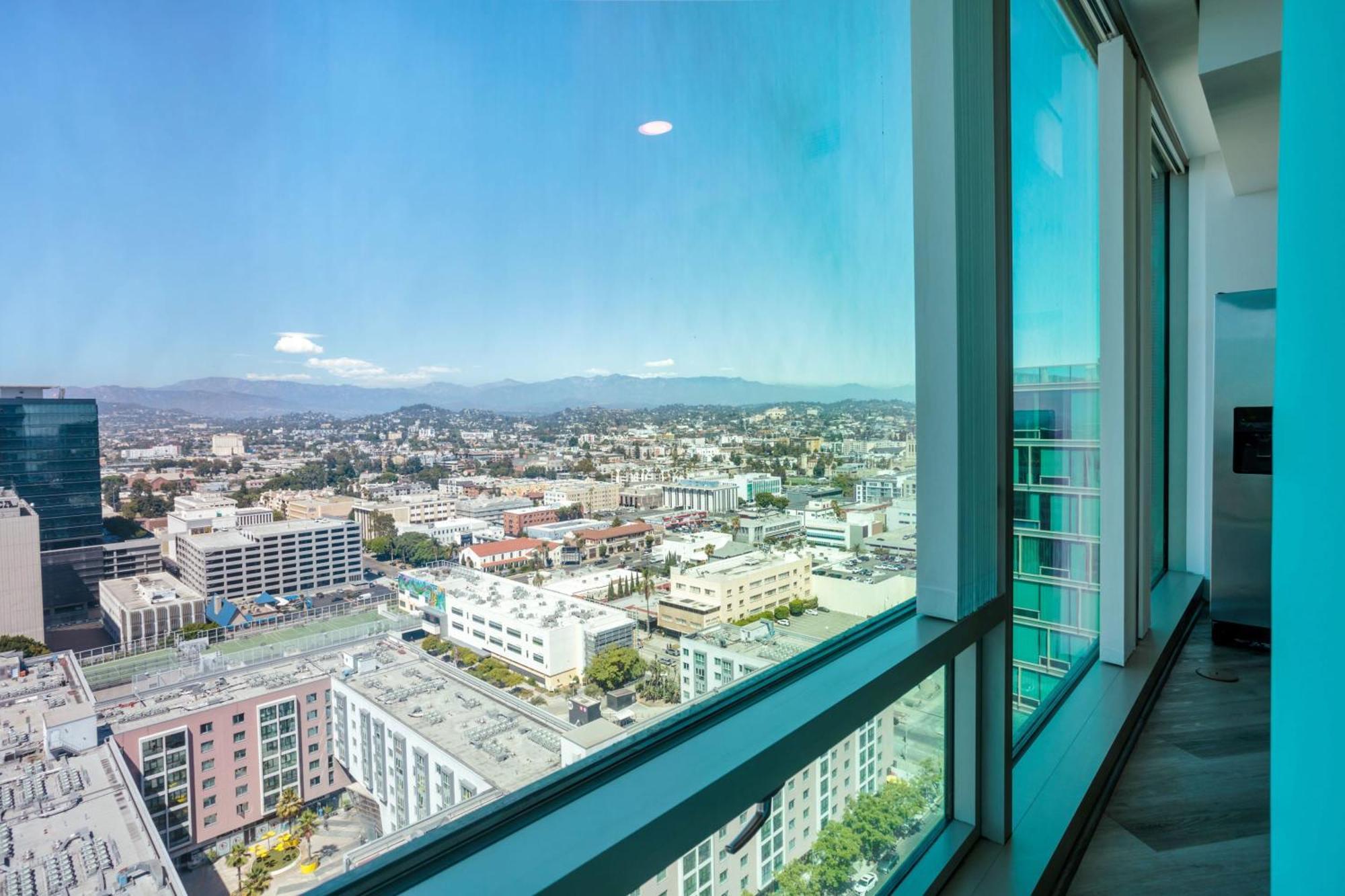 Gorgeous Luxury High Rise W/prvt Parking Apartment