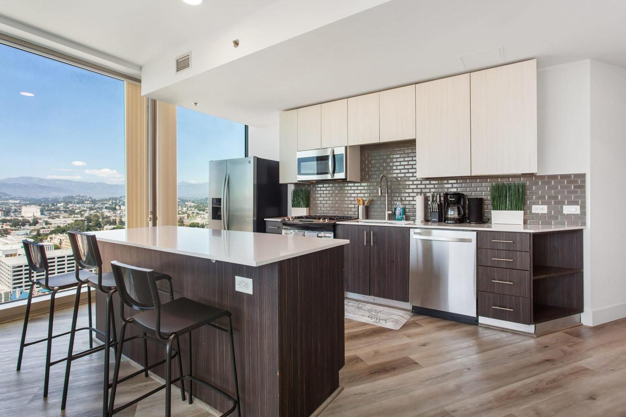 Gorgeous Luxury High Rise W/prvt Parking *