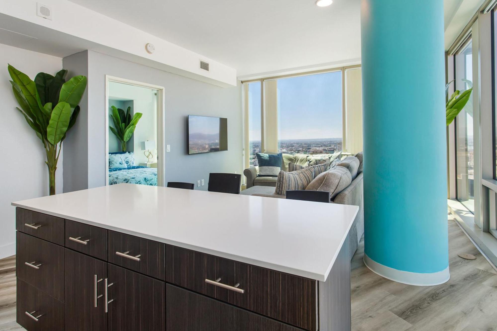 Gorgeous Luxury High Rise W/prvt Parking *