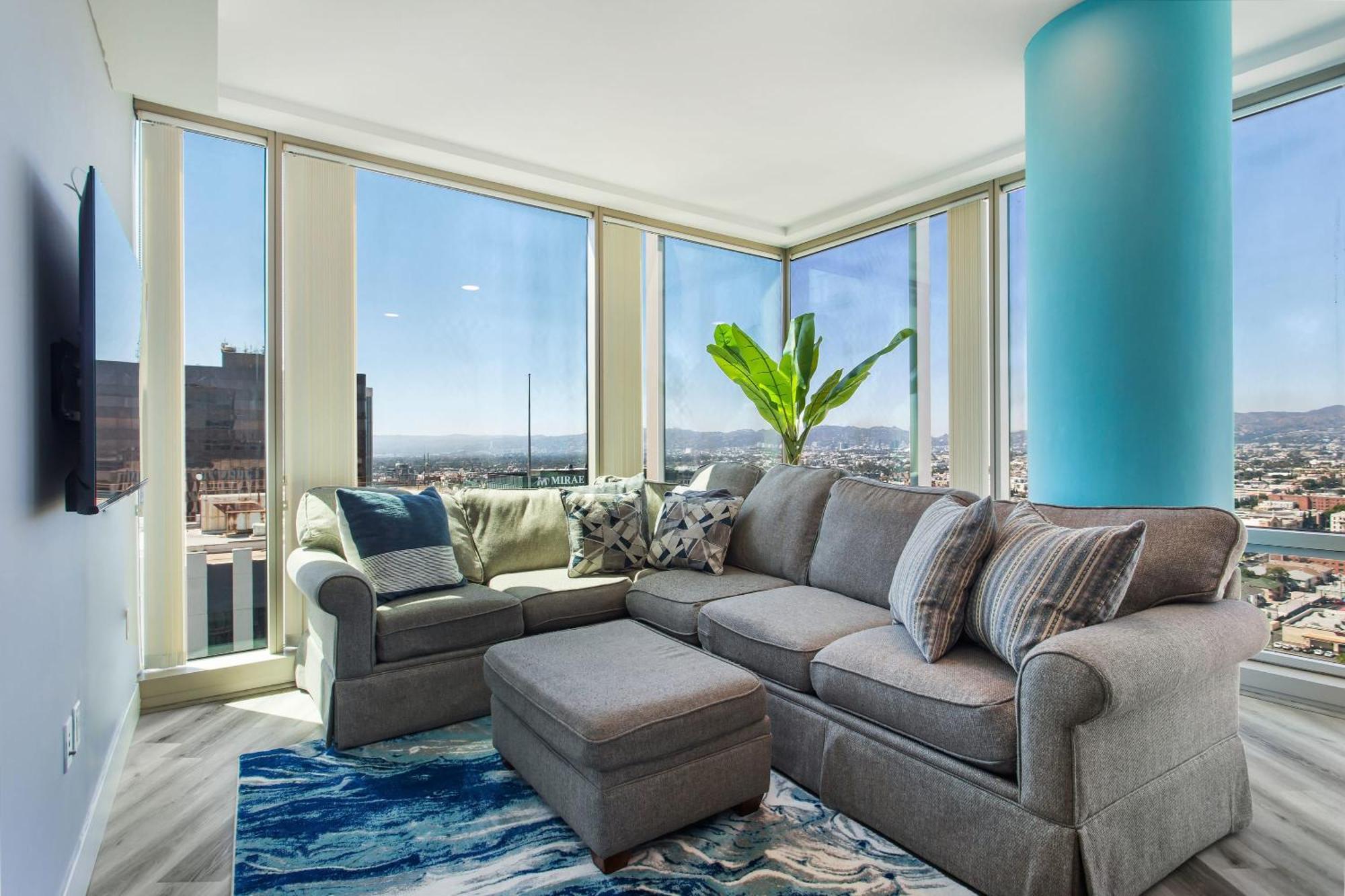 Gorgeous Luxury High Rise W/prvt Parking Apartment *