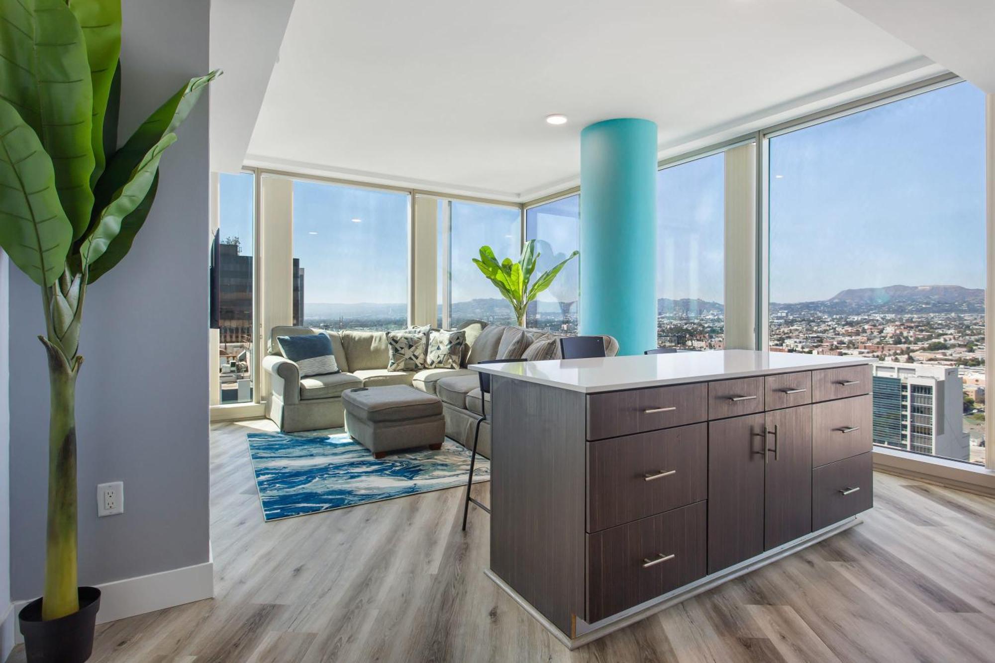 Gorgeous Luxury High Rise W/prvt Parking Apartment
