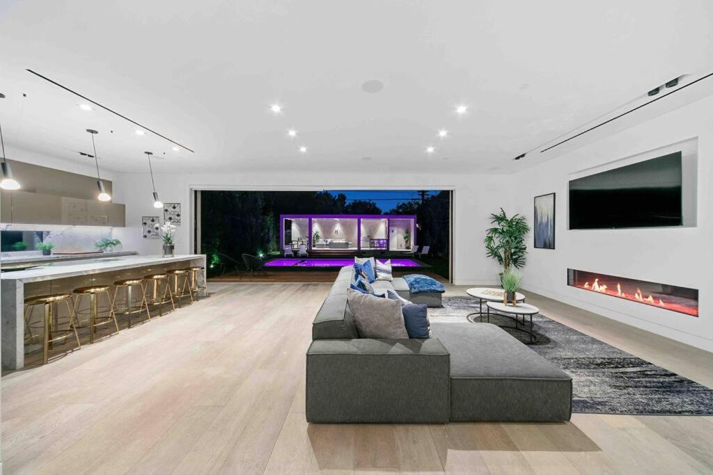 Hollywood Hills 5 Bedroom Villa, Pool, Rooftop, Parking *