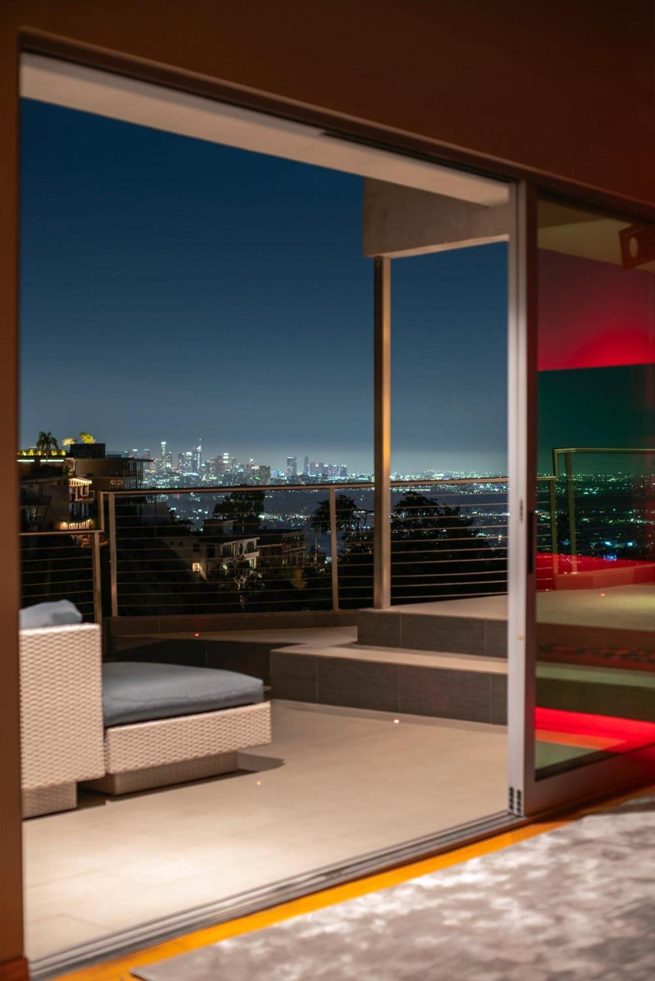 Holiday home 6mil 5br Sunset Strip Jetliner Views Oasis