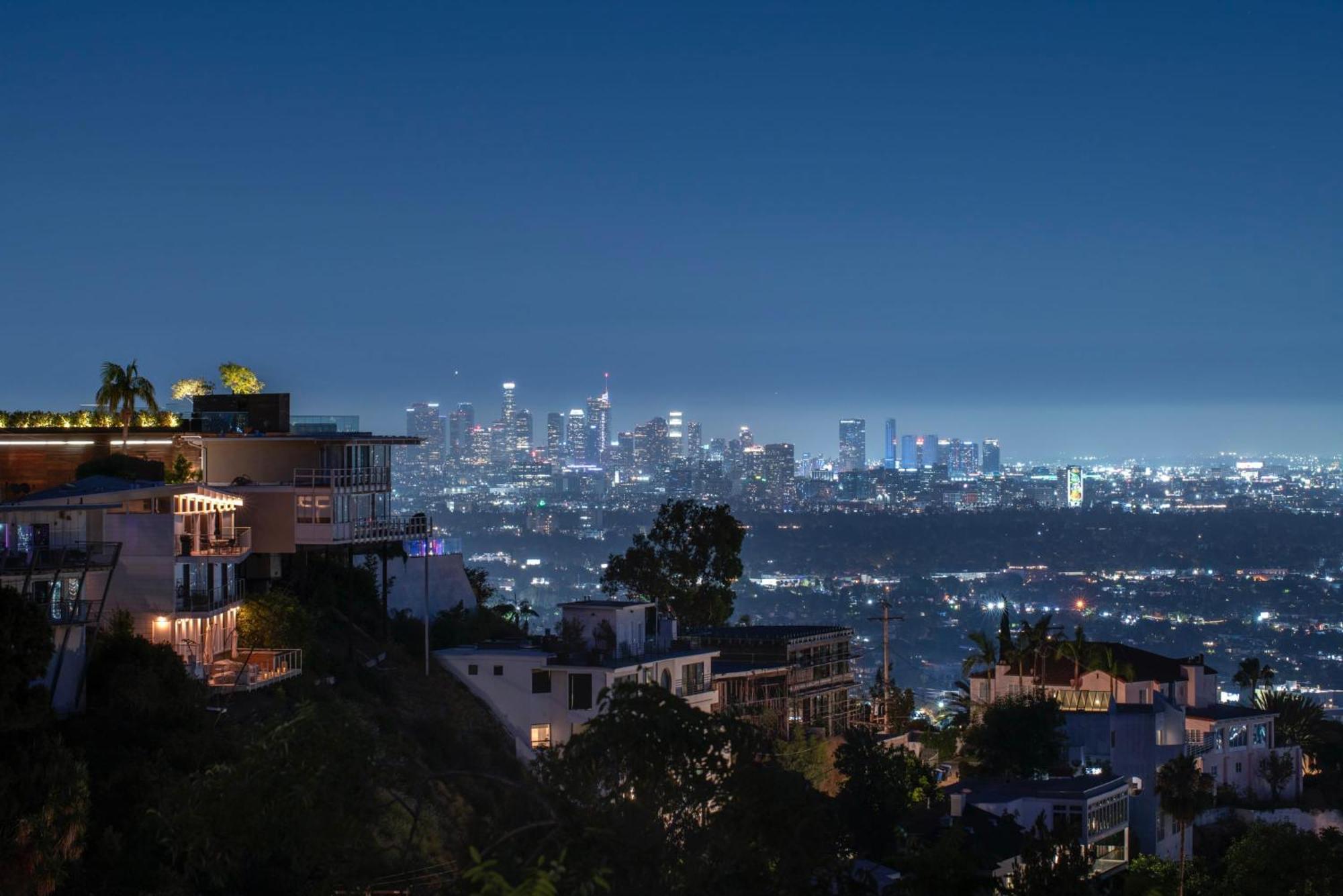 Holiday home 6mil 5br Sunset Strip Jetliner Views Oasis