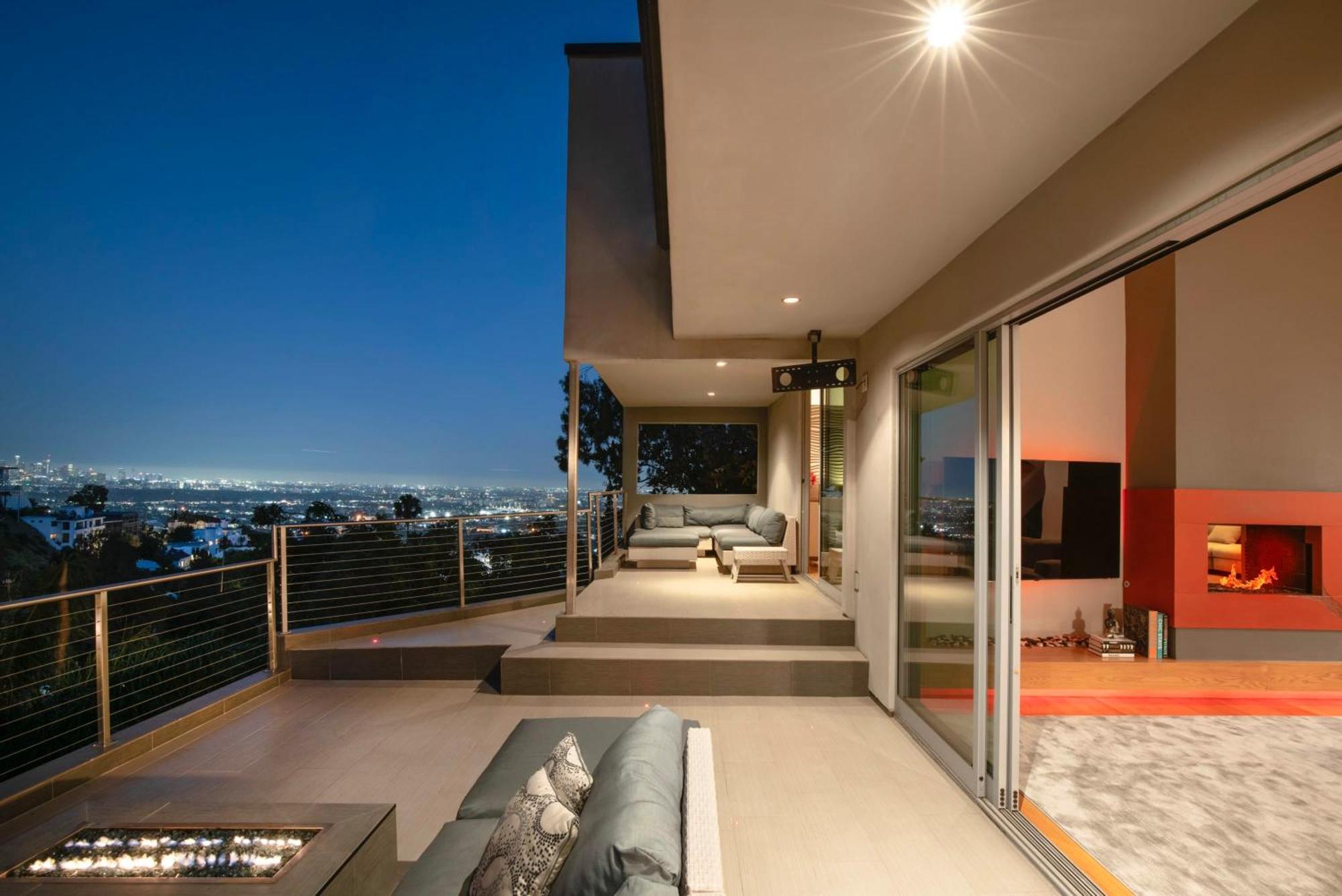 Holiday home 6mil 5br Sunset Strip Jetliner Views Oasis