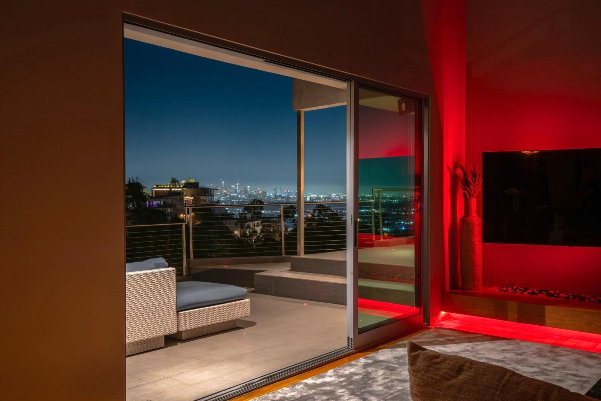 Holiday home 6mil 5br Sunset Strip Jetliner Views Oasis