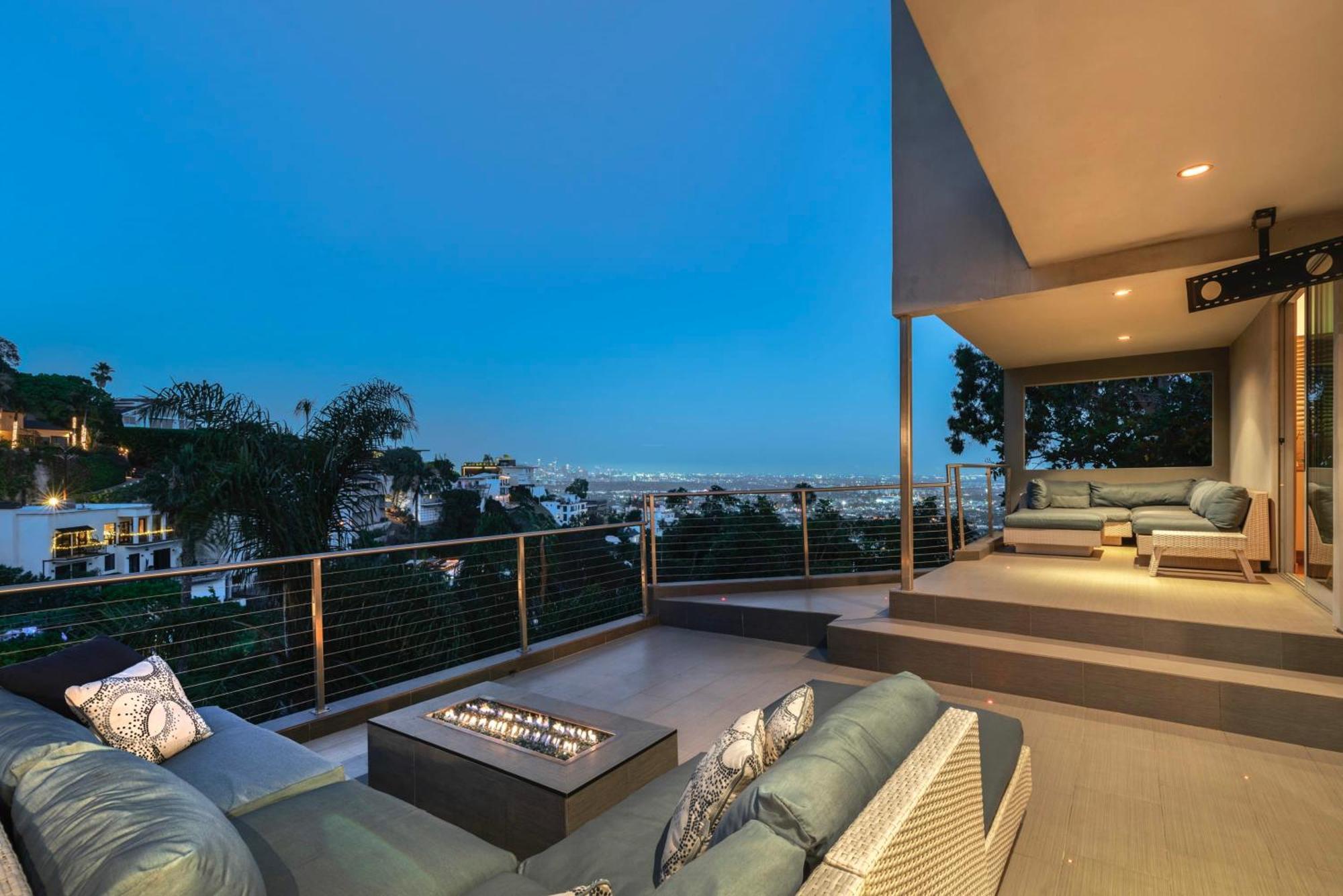 Holiday home 6mil 5br Sunset Strip Jetliner Views Oasis