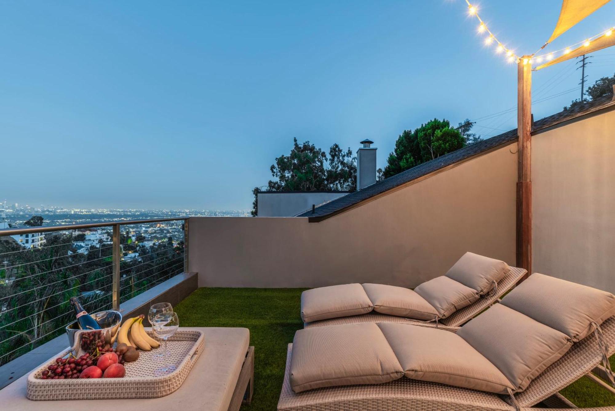 6mil 5br Sunset Strip Jetliner Views Oasis
