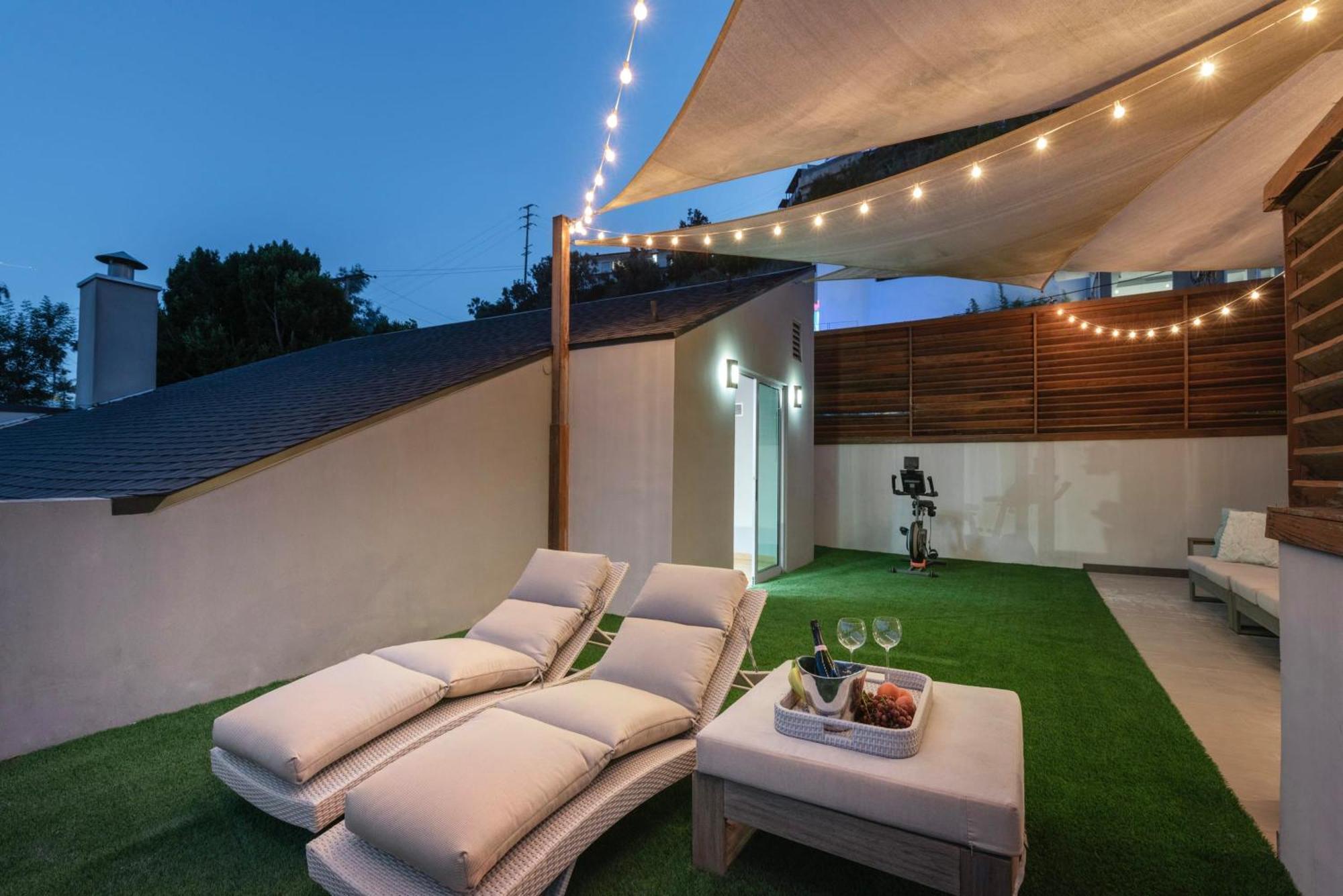 Holiday home 6mil 5br Sunset Strip Jetliner Views Oasis