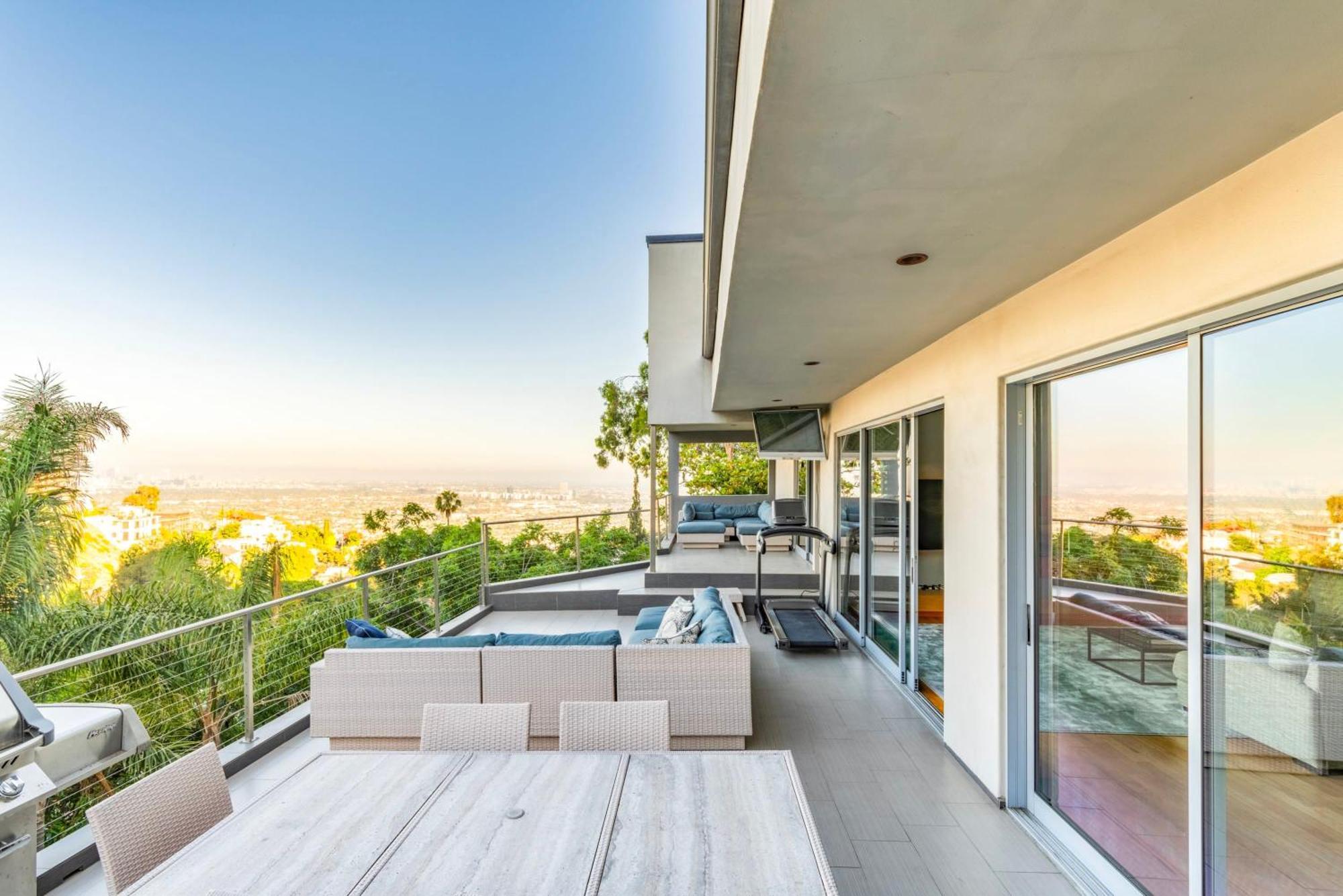 Holiday home 6mil 5br Sunset Strip Jetliner Views Oasis *