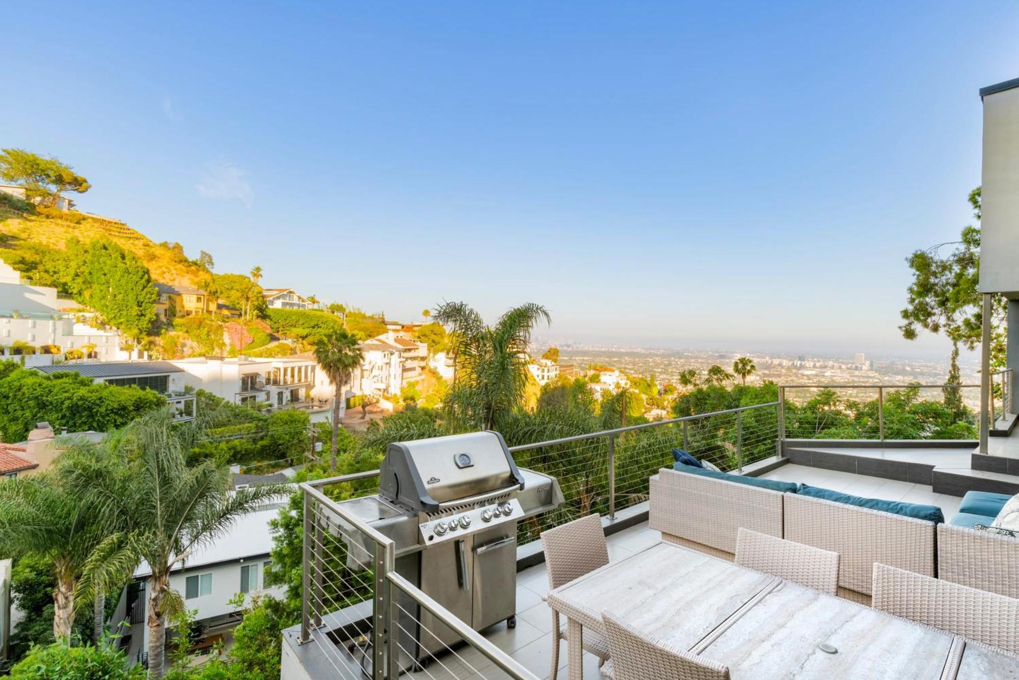 Holiday home 6mil 5br Sunset Strip Jetliner Views Oasis