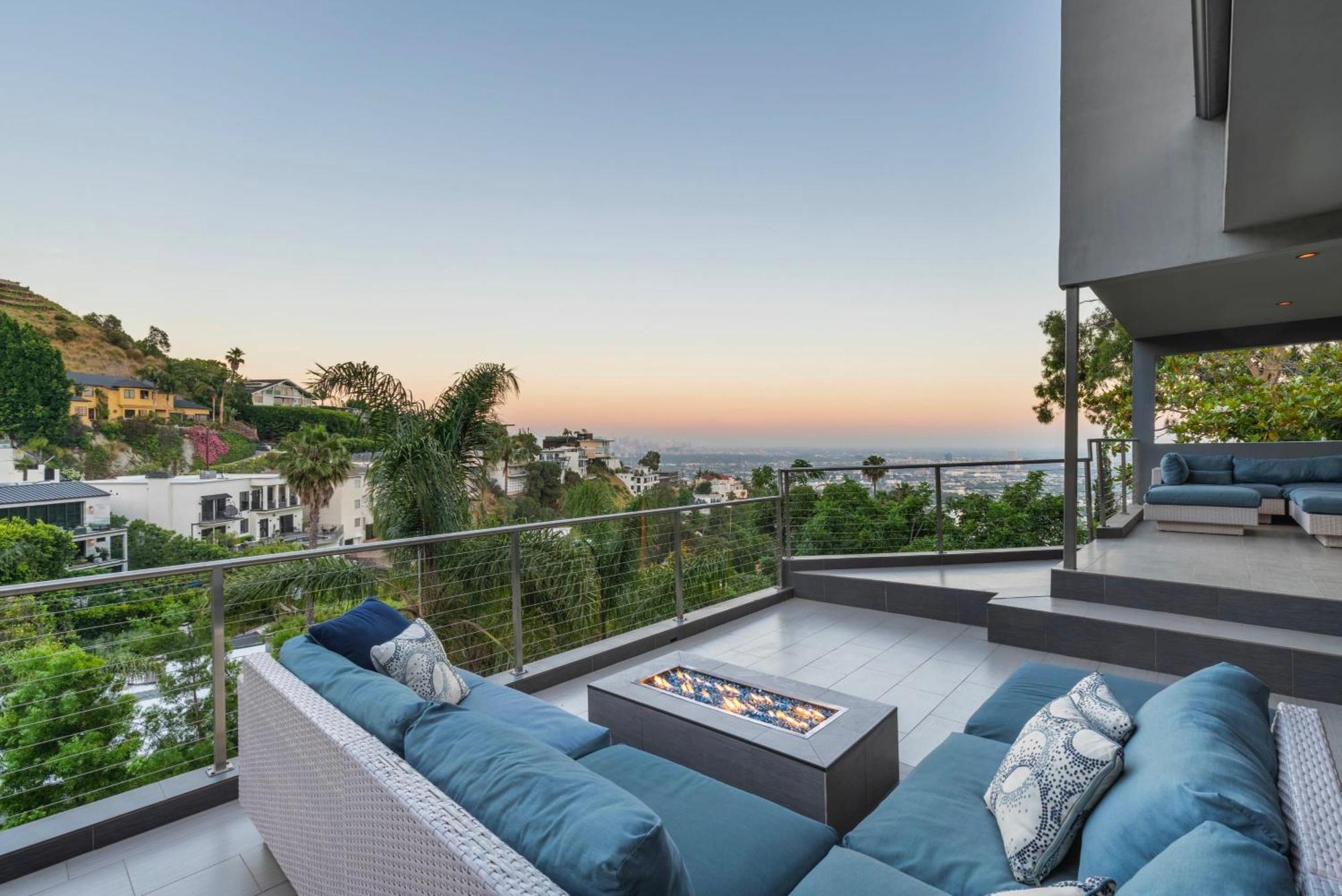 6mil 5br Sunset Strip Jetliner Views Oasis Holiday home *