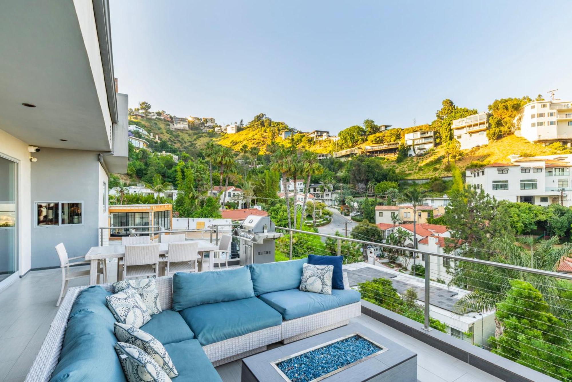 6mil 5br Sunset Strip Jetliner Views Oasis Holiday home *