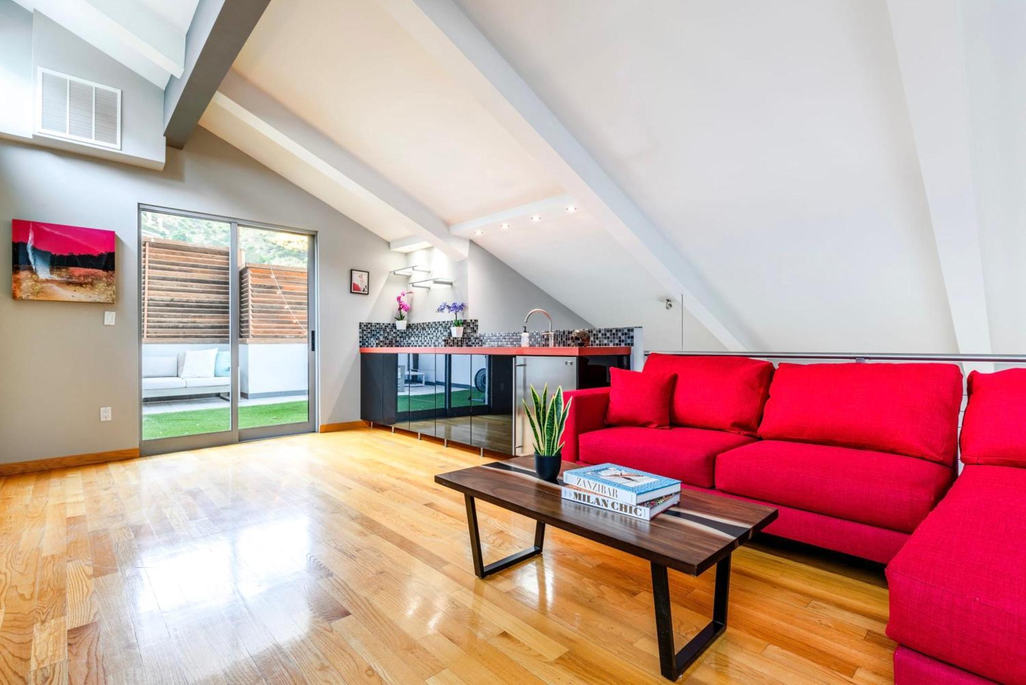 Holiday home 6mil 5br Sunset Strip Jetliner Views Oasis