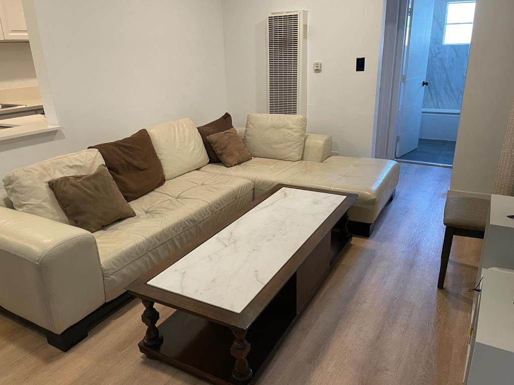 Renovateed Two-bedroom In Santa Monica *