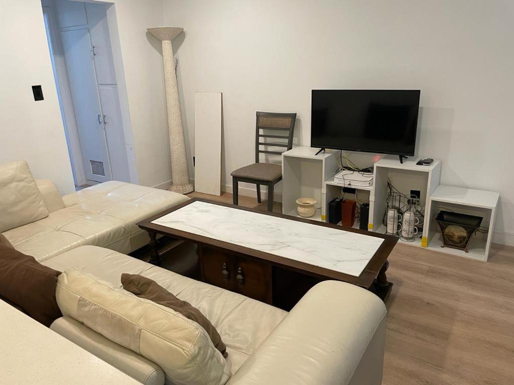 Renovateed Two-bedroom In Santa Monica